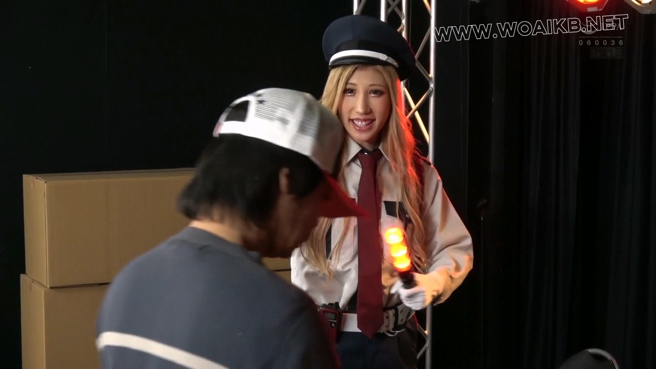 地下アイドル握手会の女性警備員 渋谷華