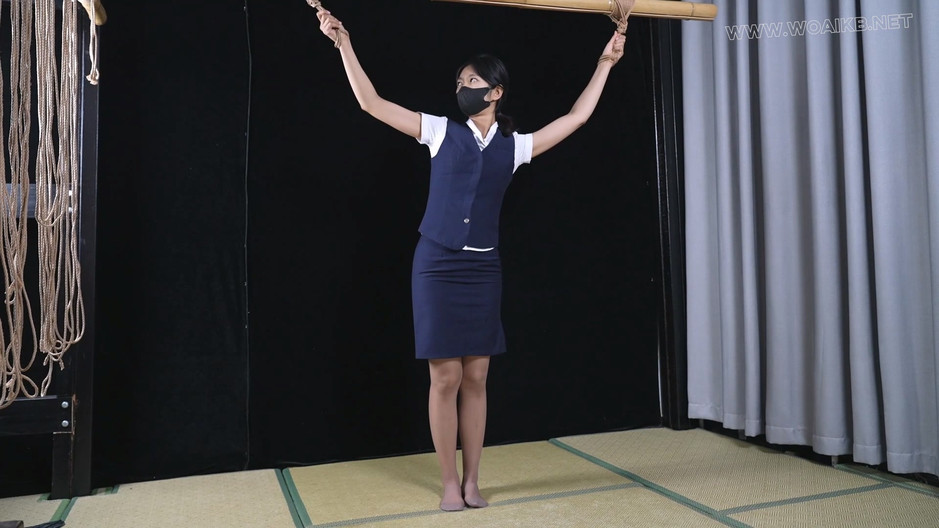 猫猫 嗷嗷-空姐制服，咖色丝袜猫猫，大字站立捆绑，被嗷嗷各种咸猪手摸摸。