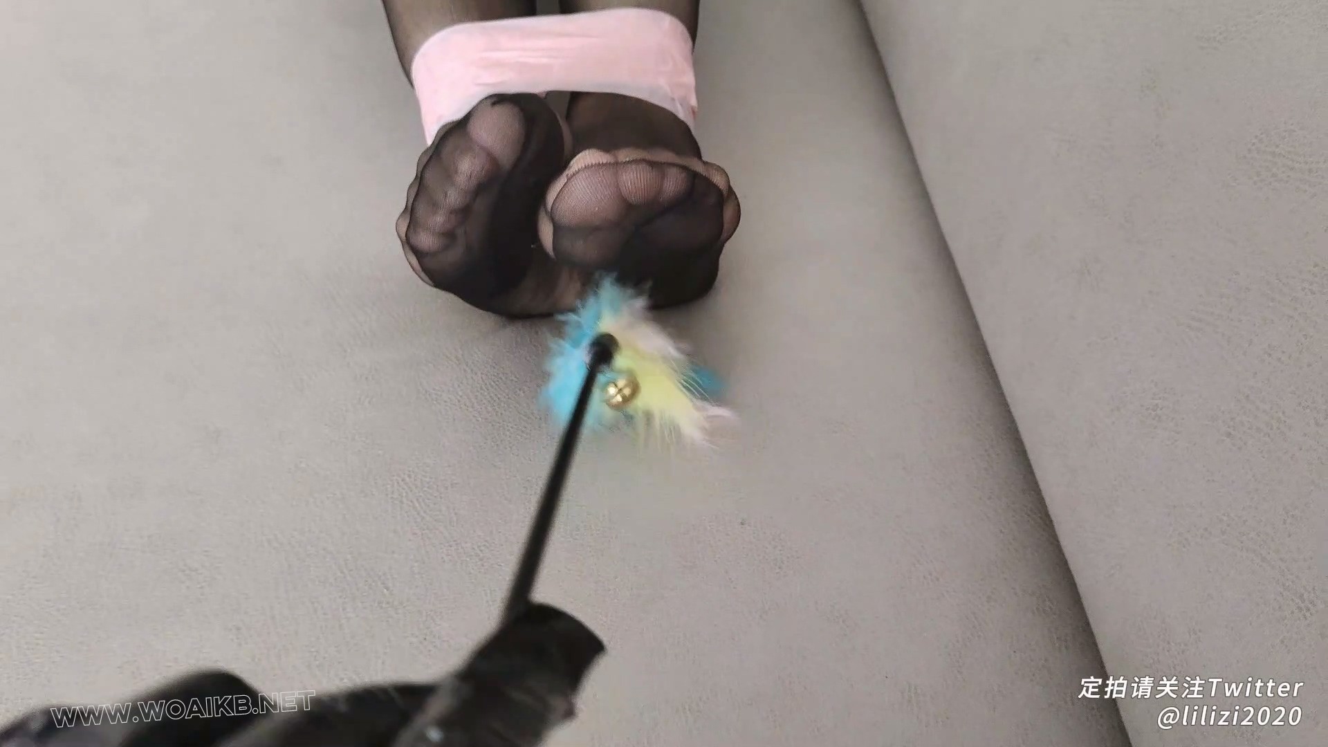 《调教邻居小学妹06》双马尾黑丝学妹、胶带捆绑、多次强高、挠痒、快乐棒震动