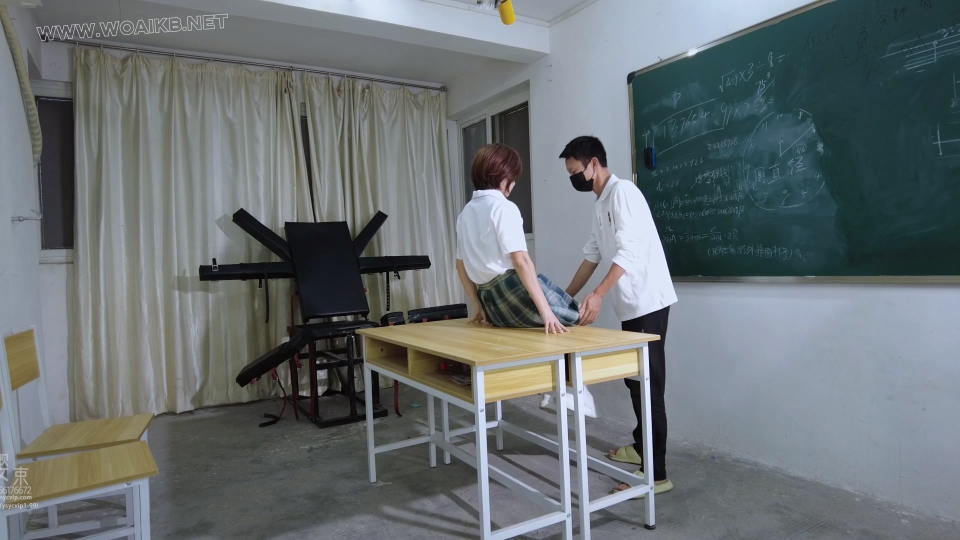 《同学间的小秘密》 男同学诱惑女同学玩sm在教室将她M腿捆绑在课桌上玩手指消失术…