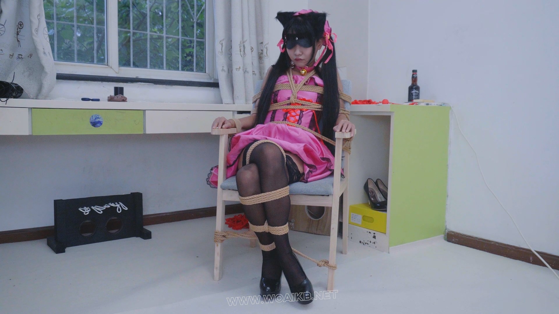 时崎狂三COS猫娘睡裙捆绑调教，猫耳吊带黑丝高跟鞋。