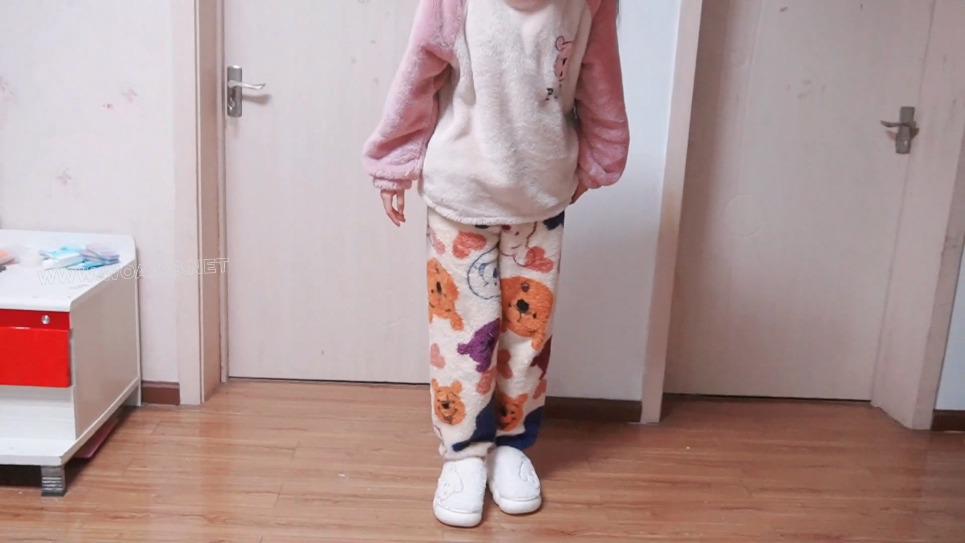 少女被命令脱衣服换上情趣装，脱下袜子塞嘴里并用胶带封嘴，戴上项圈爬行后被命令强高