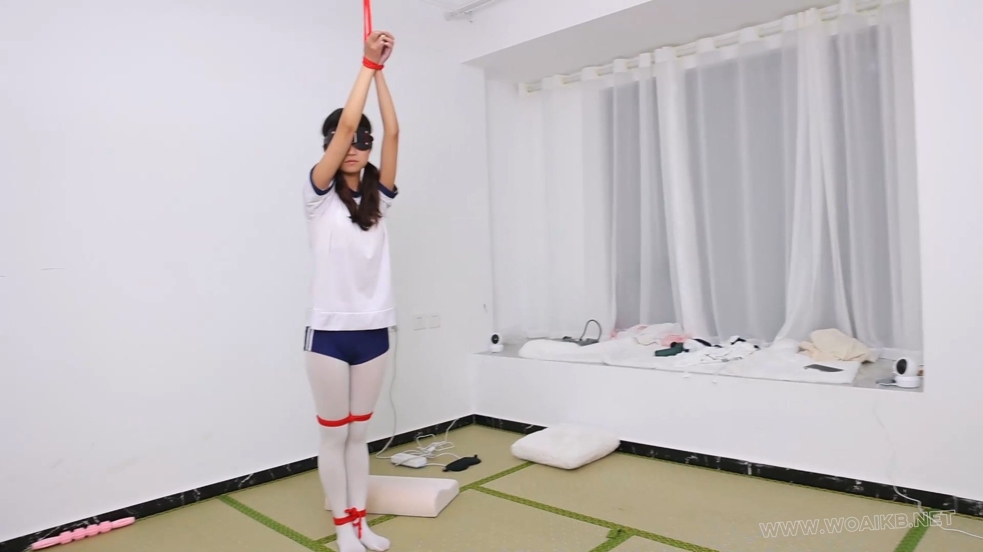 白丝小萝莉震动强制前手吊