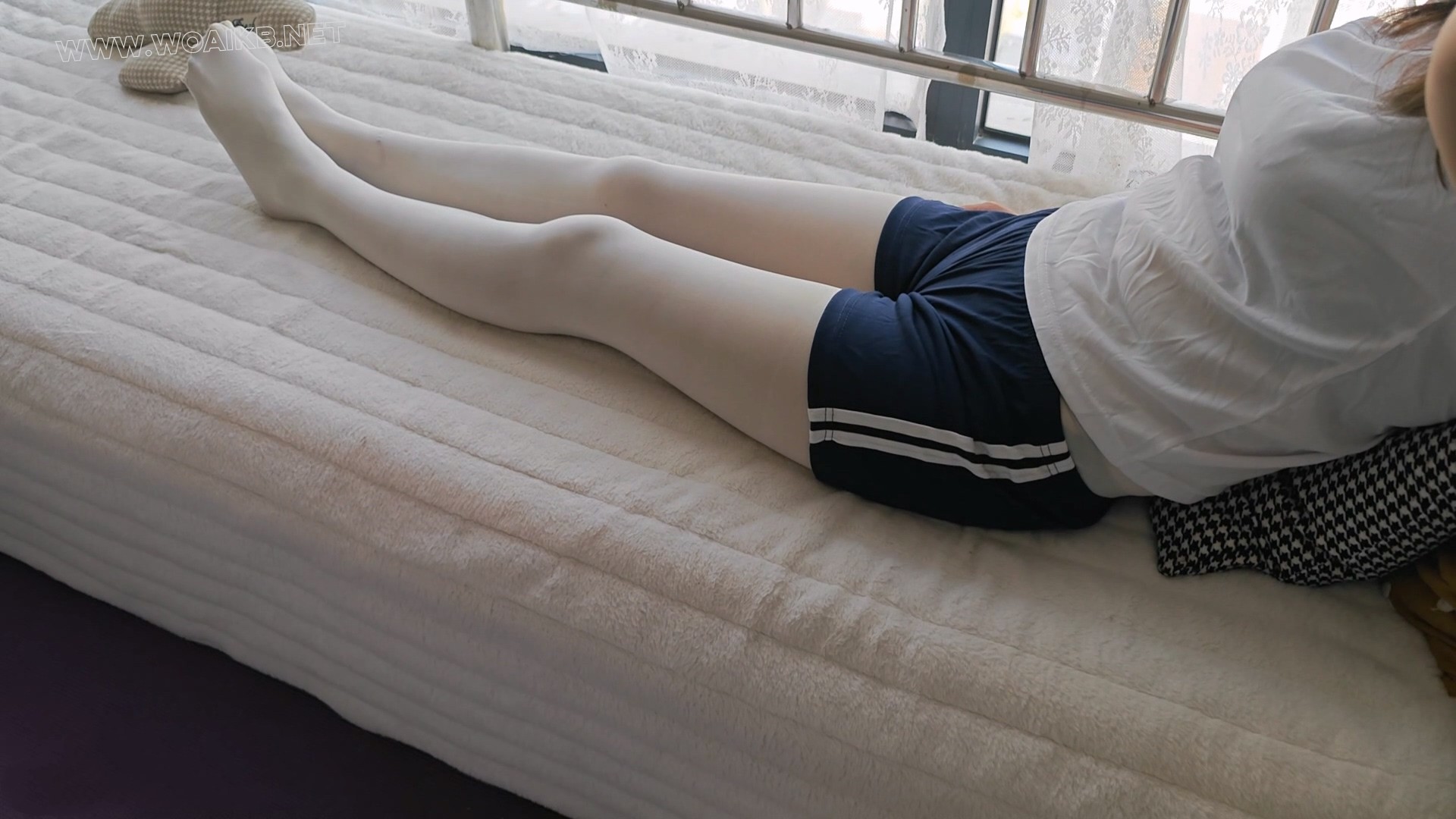 满屏的白丝长腿（续）欢快的白丝小脚