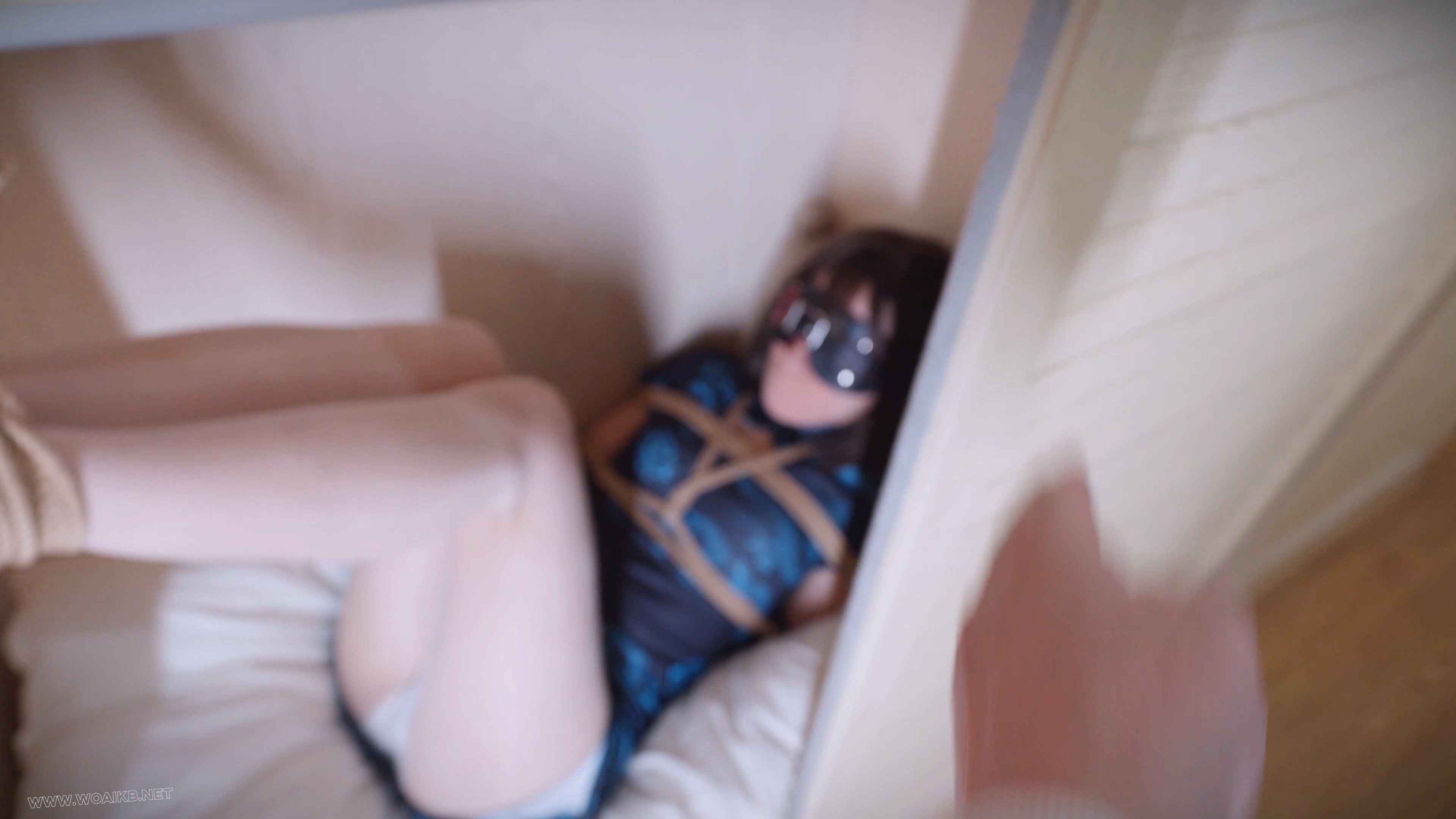 《放置衣柜的萝莉Ⅳ》可爱的玩具又在柜子里闹腾，一双白丝美腿被高高吊起，姿势痛…