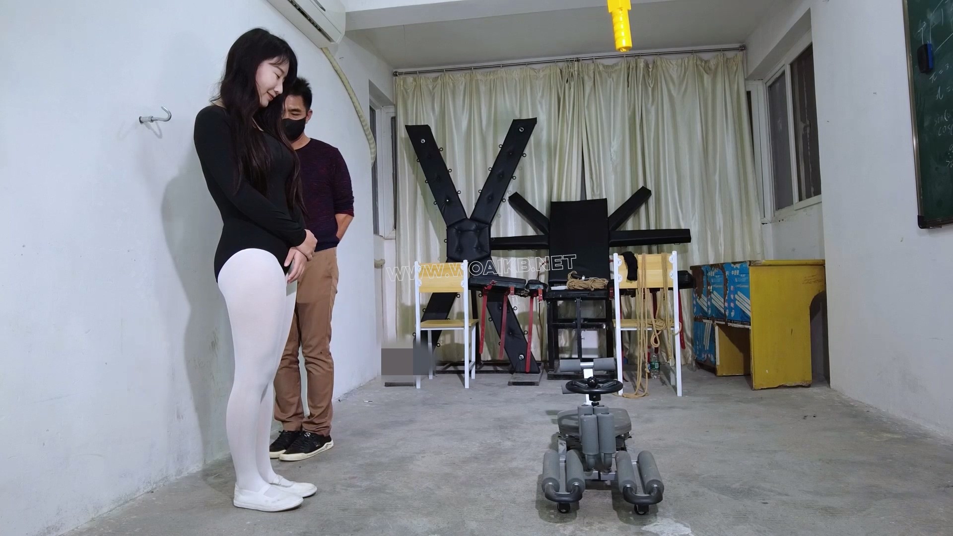 《舞蹈生一字马开腿特训》舞蹈生娜娜被老师强制一字马开腿疼到嗷嗷叫！黑丝勒嘴并…