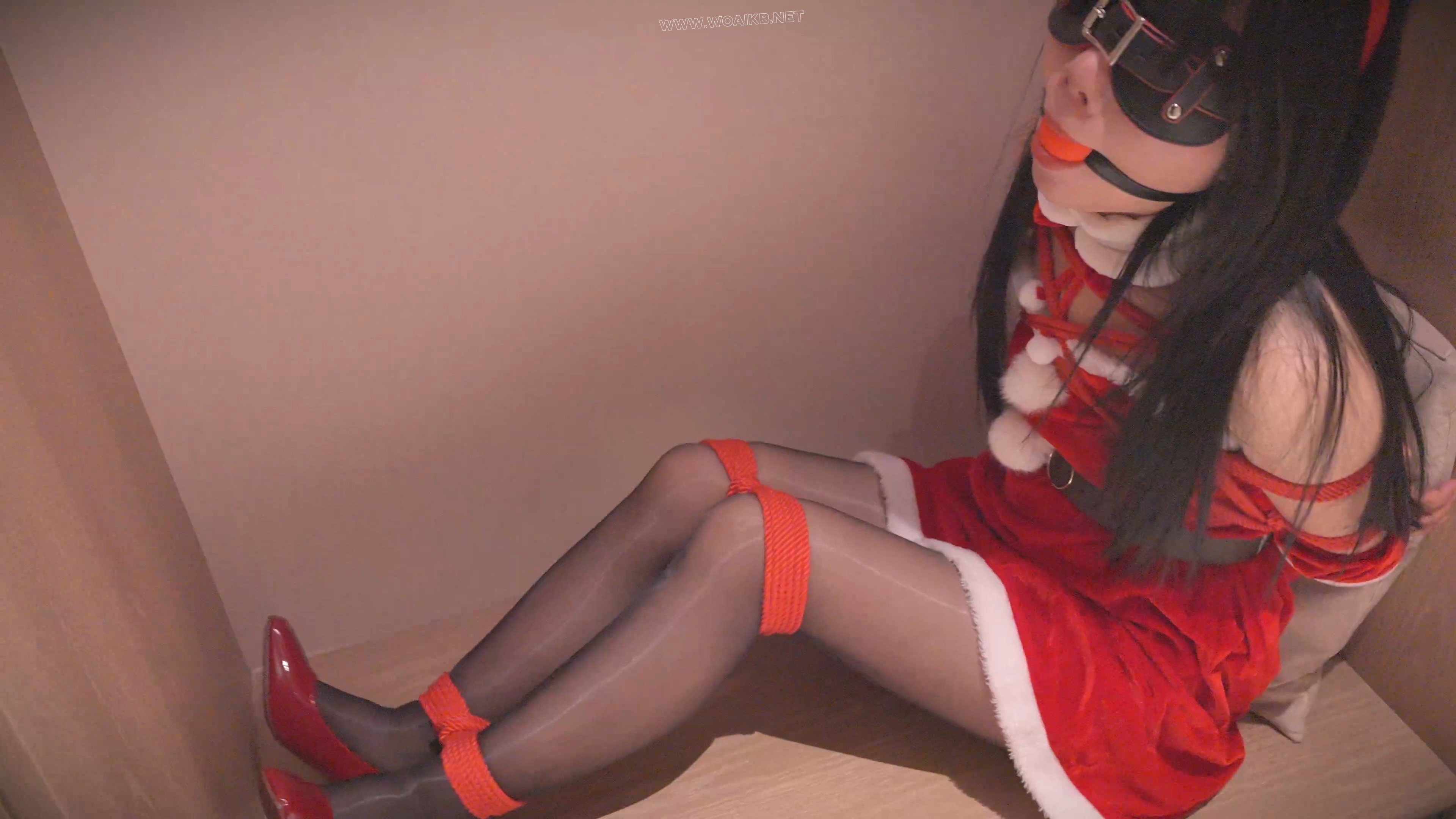 《女友的圣诞惊喜》戴上口球，让闺蜜捆绑，包装成给男友的圣诞礼物，藏在衣柜里……