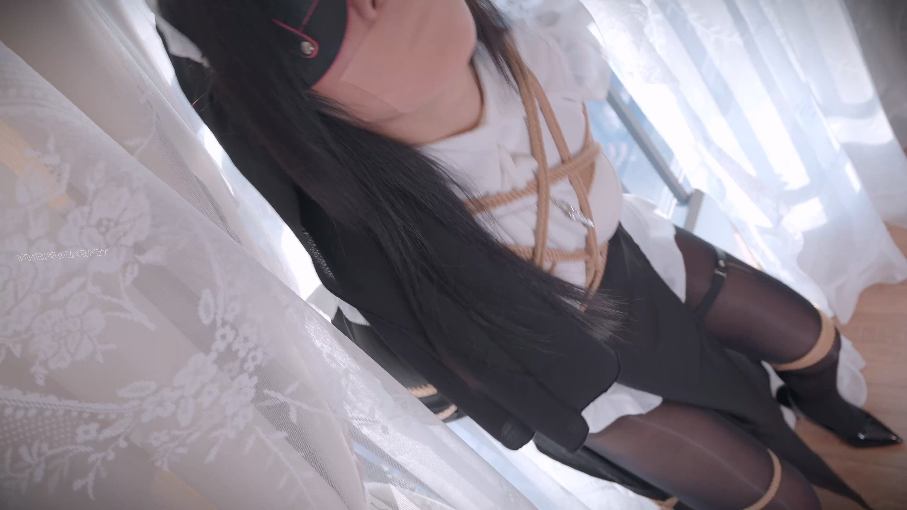 《惩罚堕落修女》黑丝修女，甘愿罚站，分腿固定捆绑，寸步难移，进退两难，只能原…