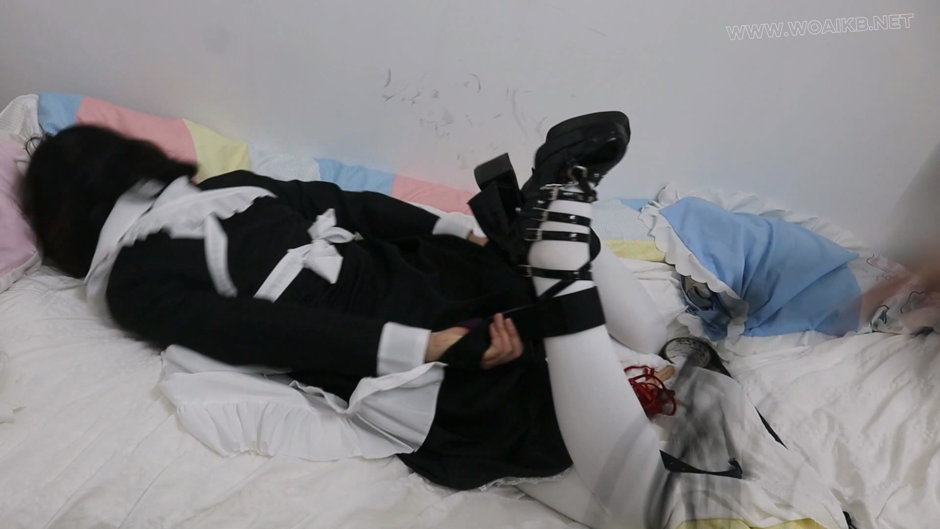 超美高跟鞋的白丝女仆手拿鞭子跪在你面前，这么可爱又乖的女仆，还不快用拘束带绑…