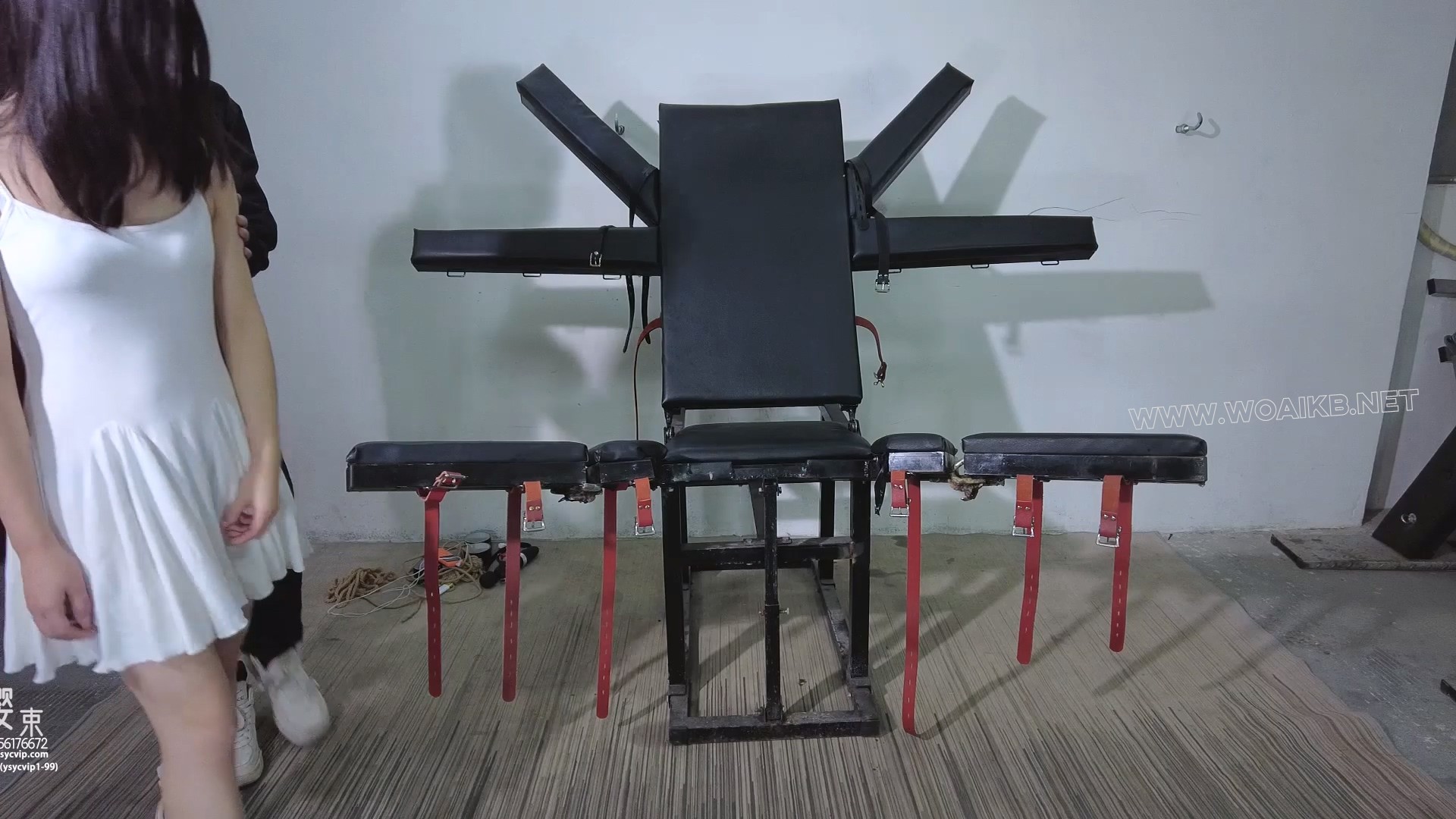 《首次喷尿哭了》本就非常敏感芳芳妹妹今天居然被震到喷尿了！当场崩溃委屈羞愧到…