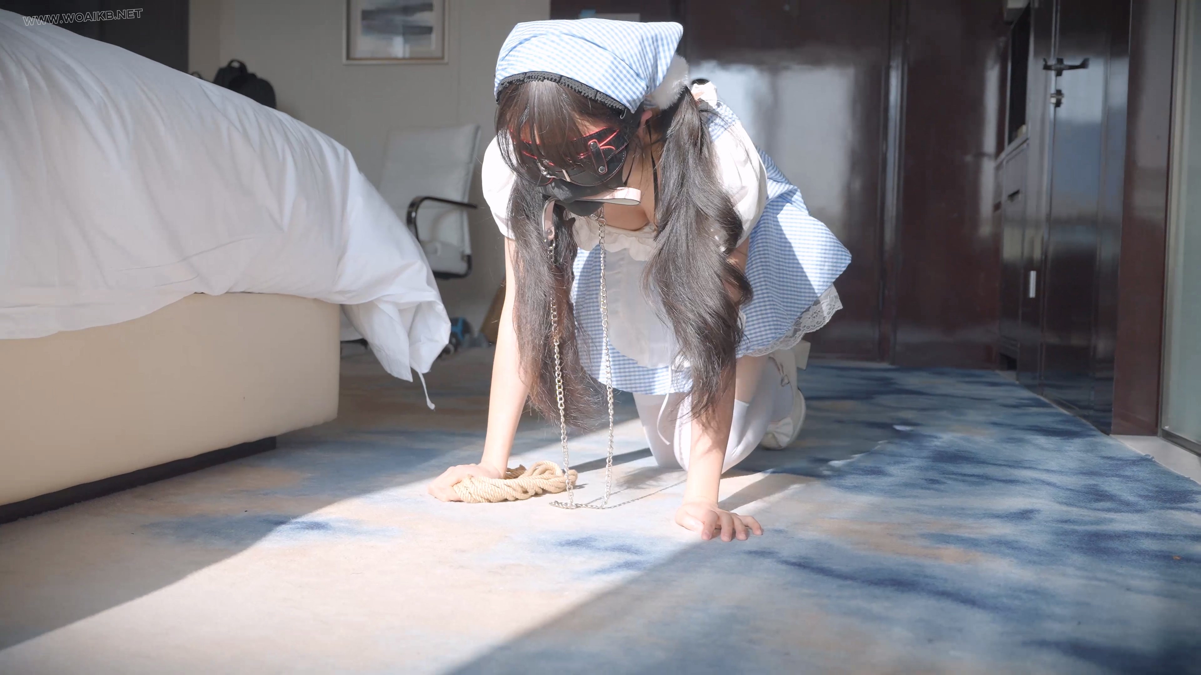 《 驯养我的偷懒女仆 2 》可爱的白丝小女仆睡过头了，嘴里叼着链子，爬到主人面前…