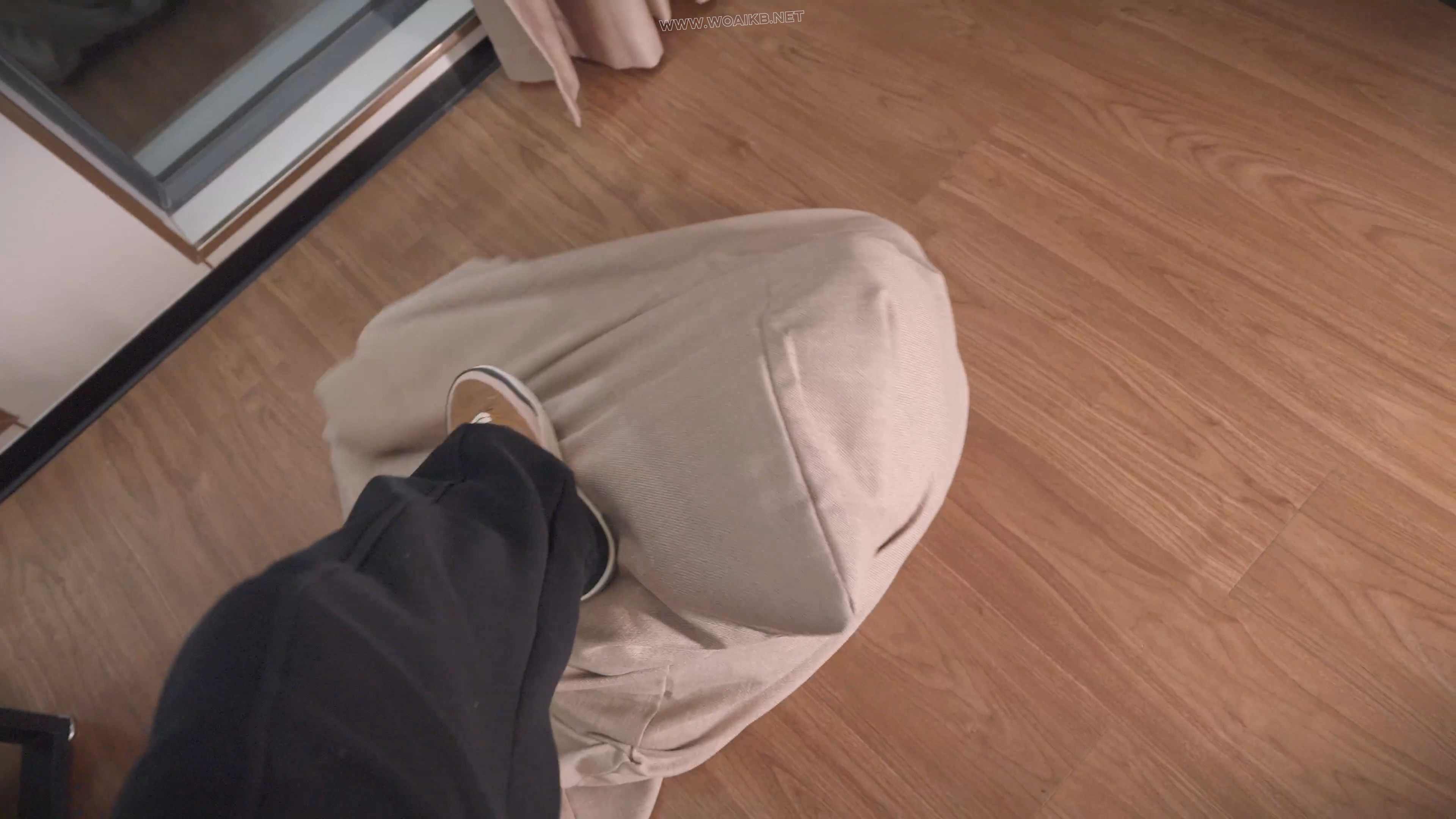 《 jk少女狩猎手册5》jk少女独自在家，被入室男子装进麻袋，脚踩、拍打、无情蹂躏…