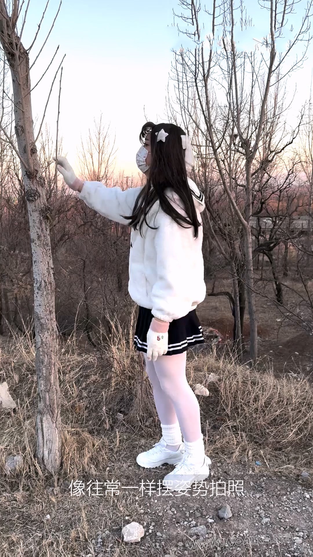 【雨桐】水手服少女郊游遭绑架，逃跑被抓后被女匪绑在树上电击羞辱惩罚。最终屈服