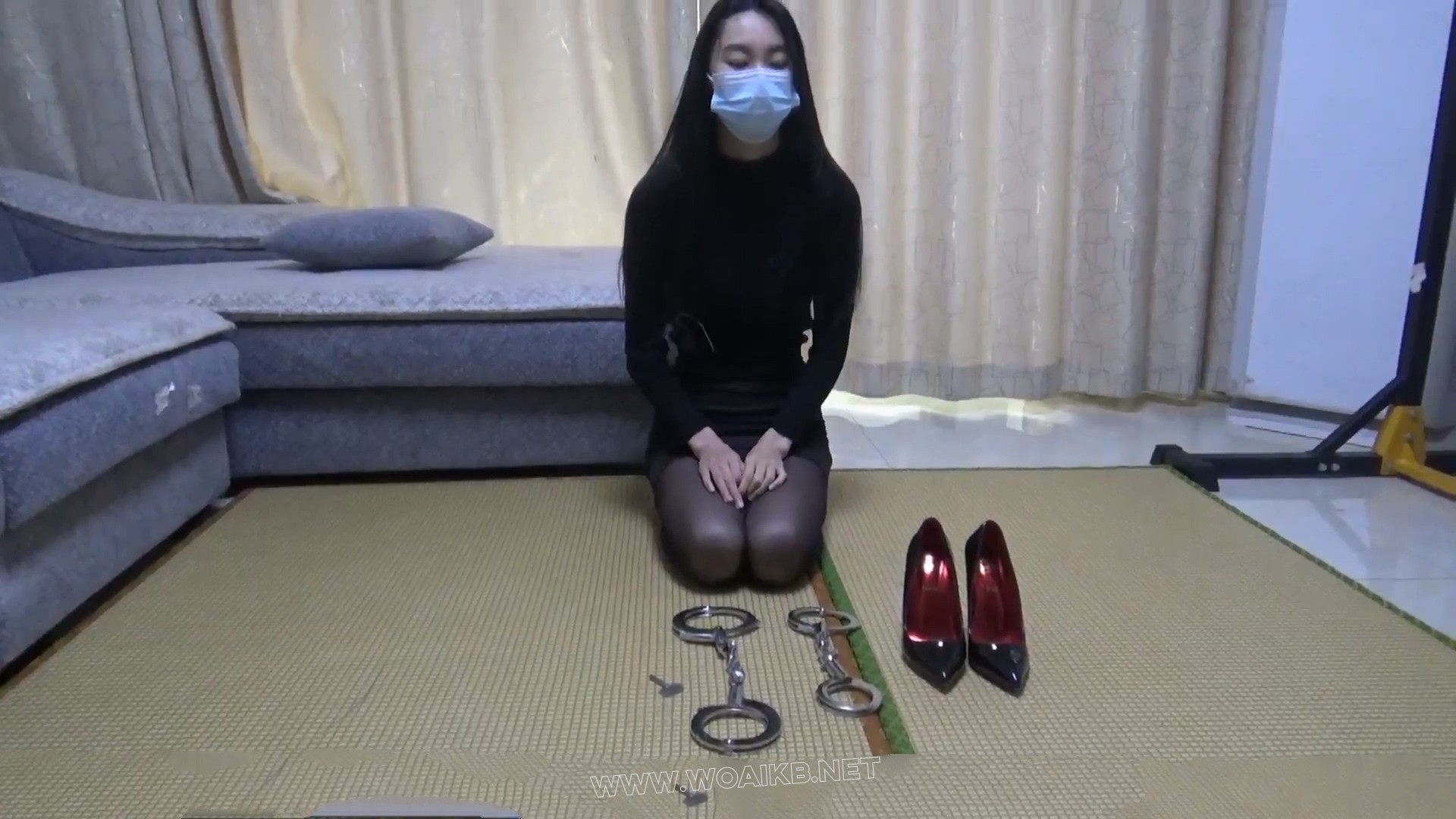 【红豆】未完成业绩的惩罚 TD手脚考 黑丝少女的放置 结果她居然在享受