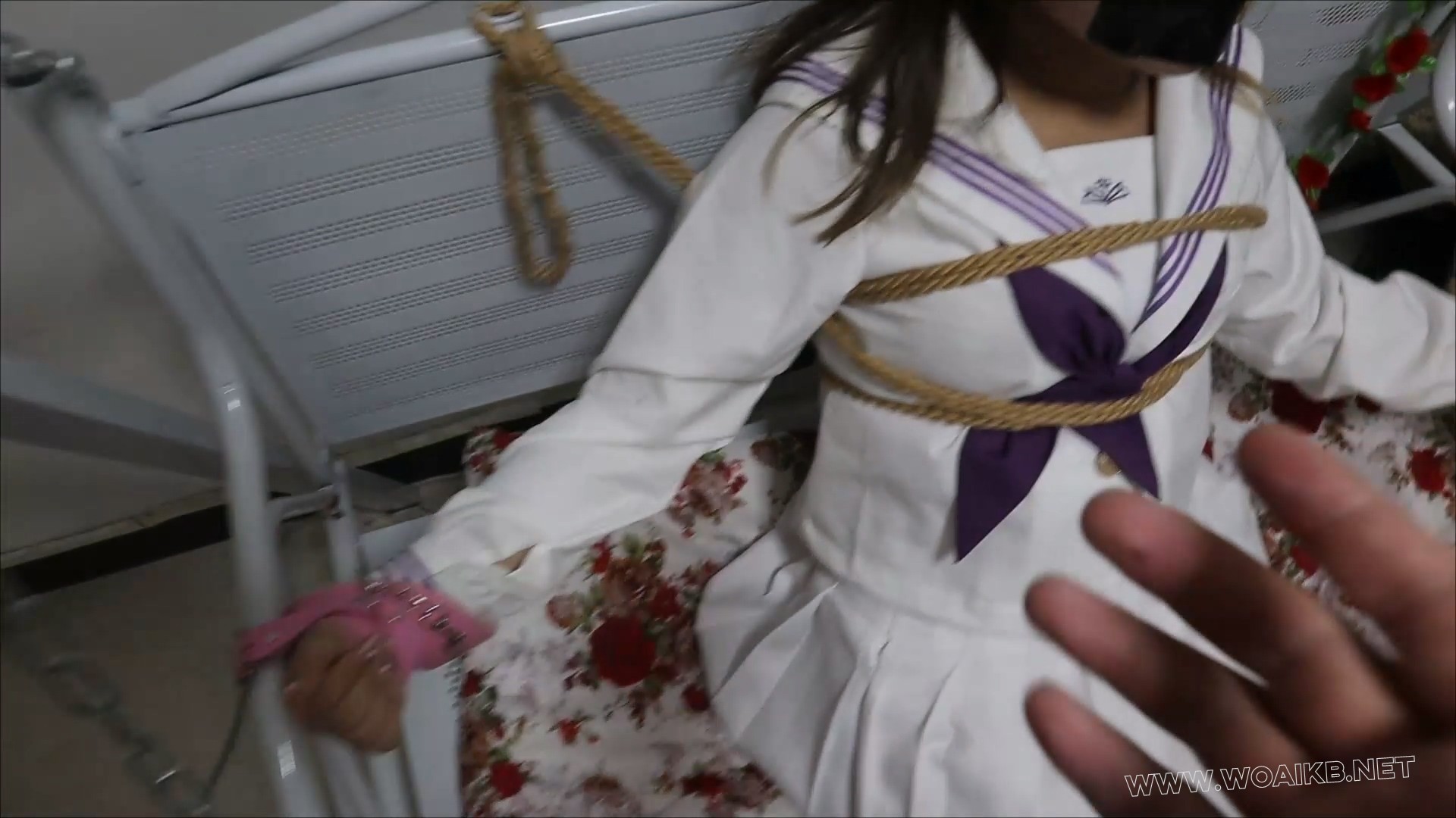 《永远被囚禁在惩罚中的美少女VV》2 绑在秋千上的水手服少女VV VV你是不是想跑啊，…