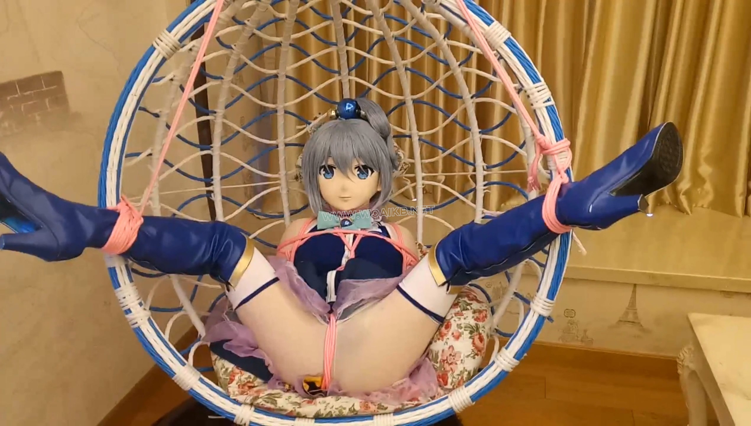 欺负智障阿库娅是犯法的！kigurumi吊椅吊起来束缚欺负！只能抬腿顶住下面挣扎越挣…
