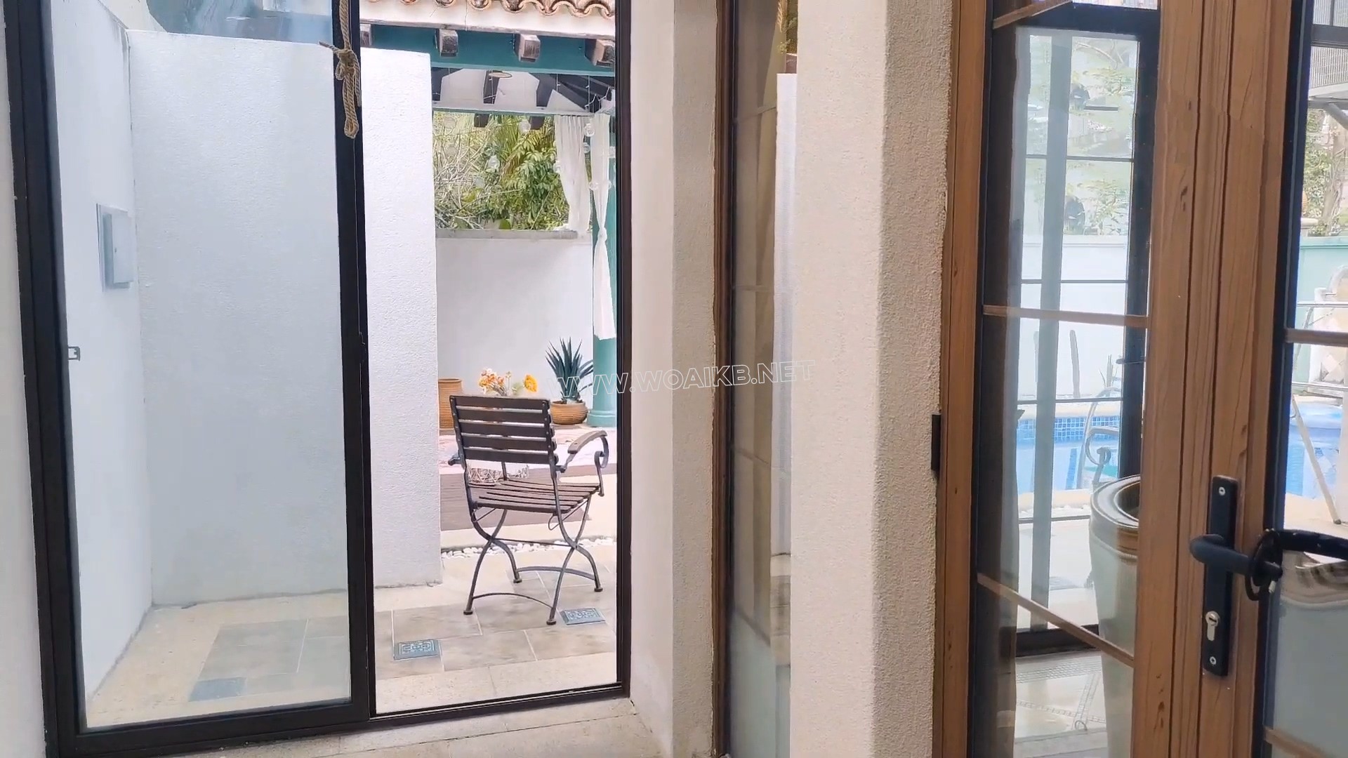 别墅院子里的惩罚 扭动屁股，玩具，口球，蒙眼，的加持下只能扭动屁股，任由口水滴…