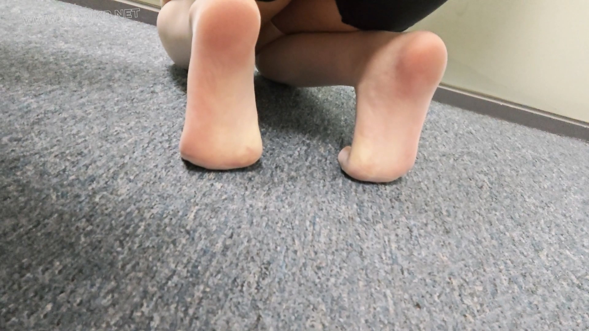 欧阳婉婉第七集：办公室女仆白丝！狗爬！跳舞！茶桌跪绑服务！皮鞭抽打！挠痒挣扎！ 预览图 5