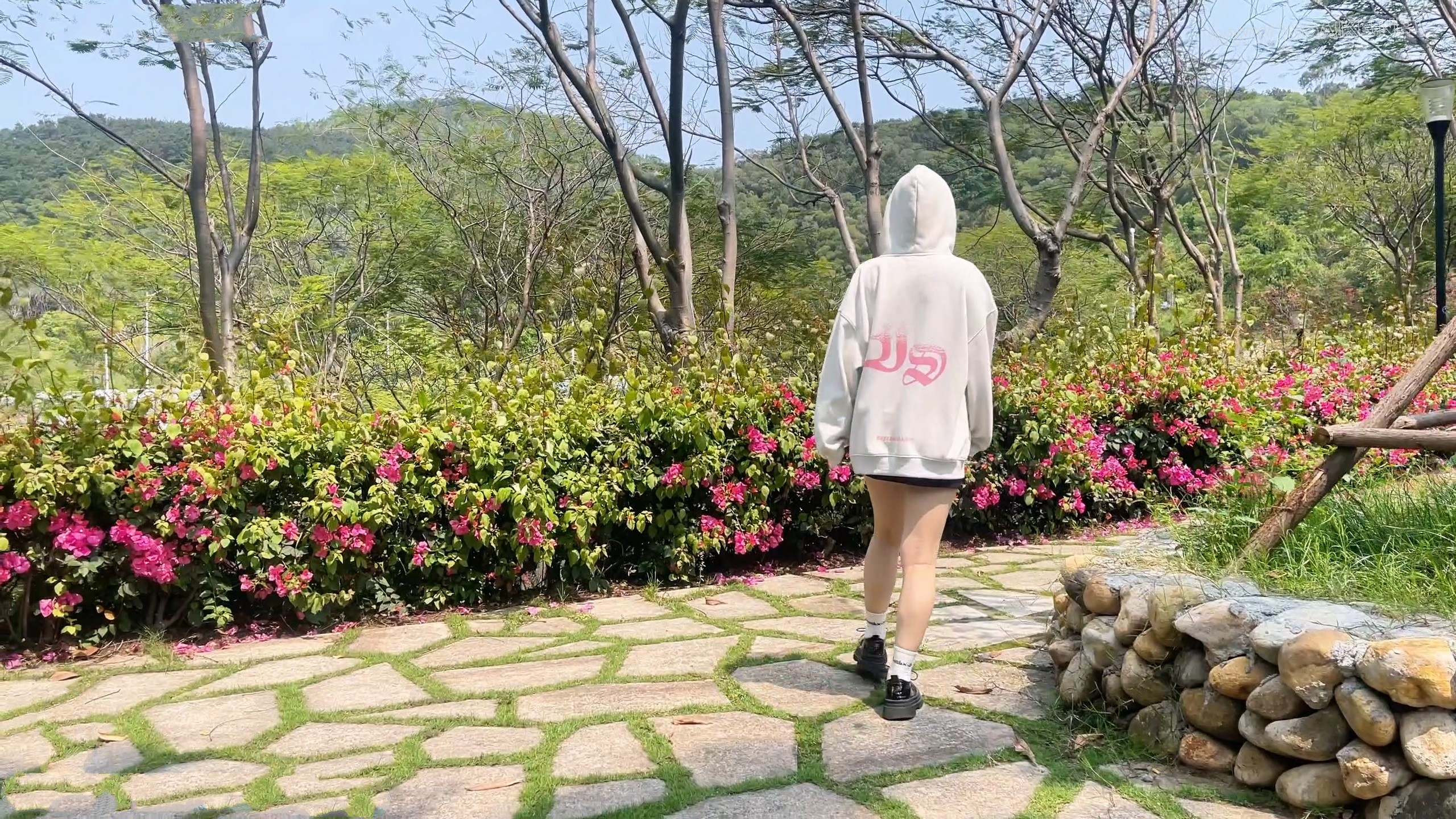 新模萱萱第一集：户外公园！青春气息！白袜！棉袜！裸足！TK！