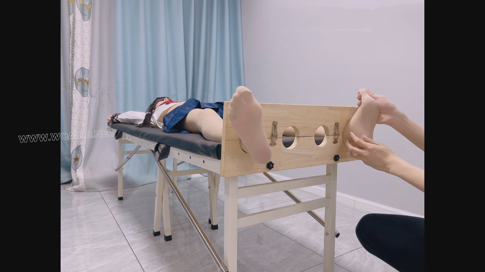 一镜到底持续TK2！双马尾jk萝莉连续痒刑地狱！（持续不断挠痒，没有任何休息，挠到…