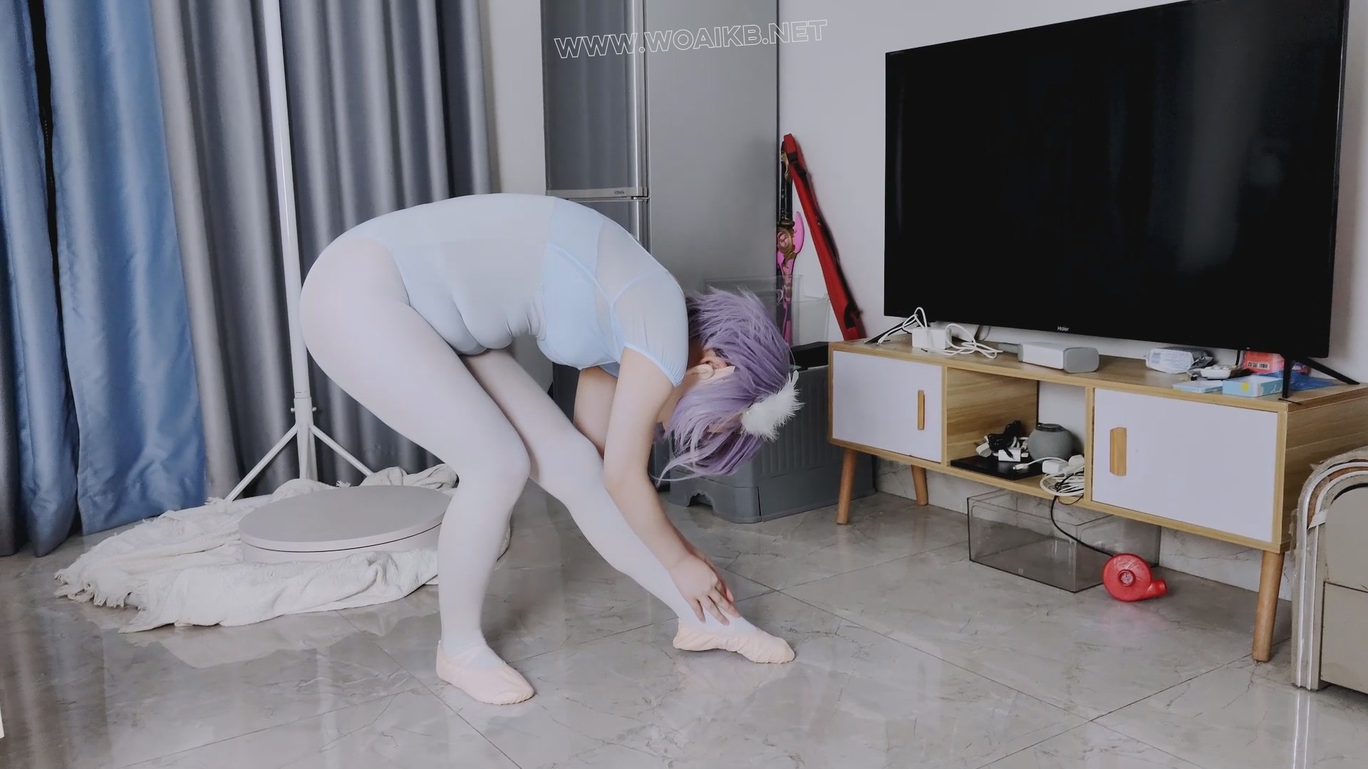 海砂-练习芭蕾的人偶少女含着棒棒玩具极限吊缚