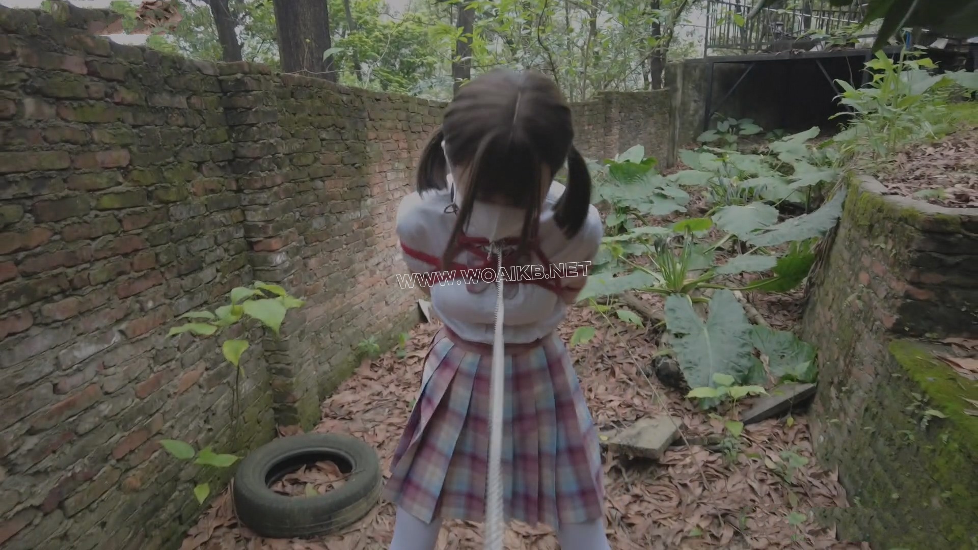 林中少女2 首部户外作品 带你沉浸式体验绑架可爱双马尾JK小姐姐的爽感 林中押解 林…