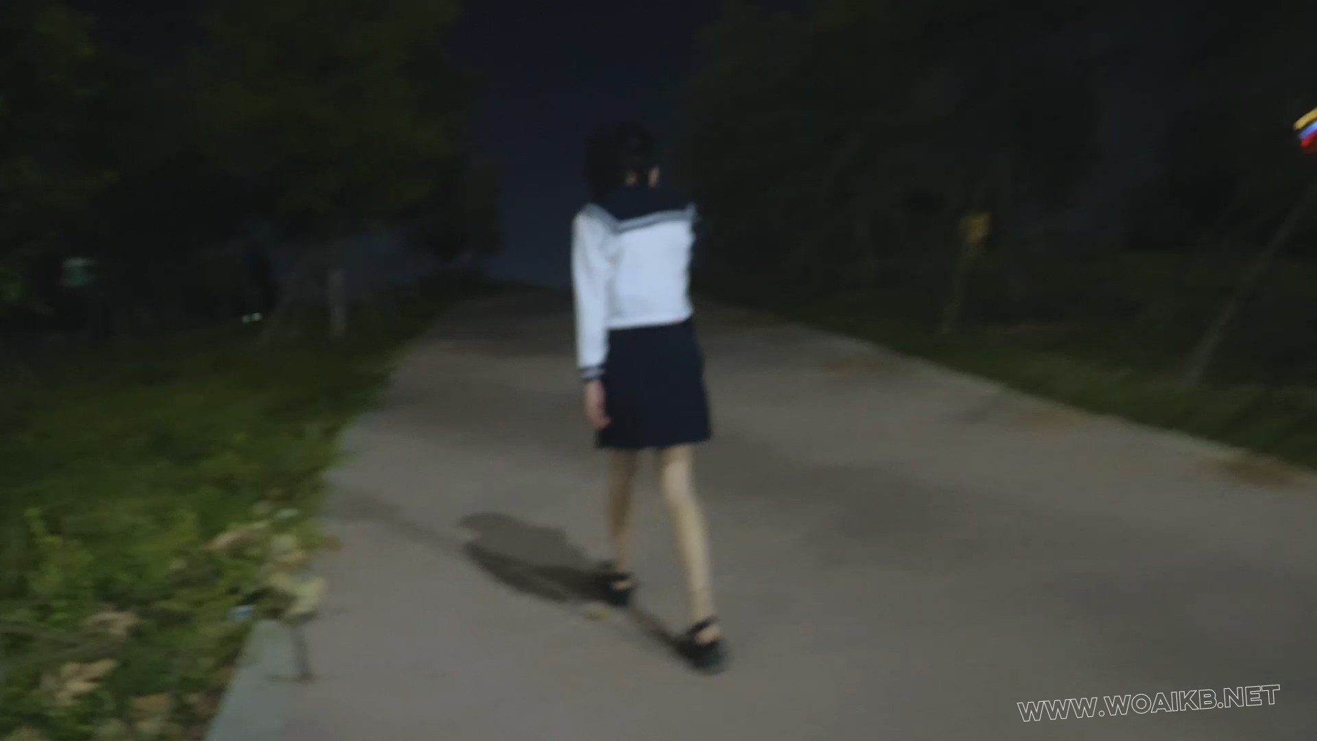 小仆夜晚外出高 晚上带小仆出去玩 jk制服配泳衣的组合十分好看 内置玩具让她边走边…