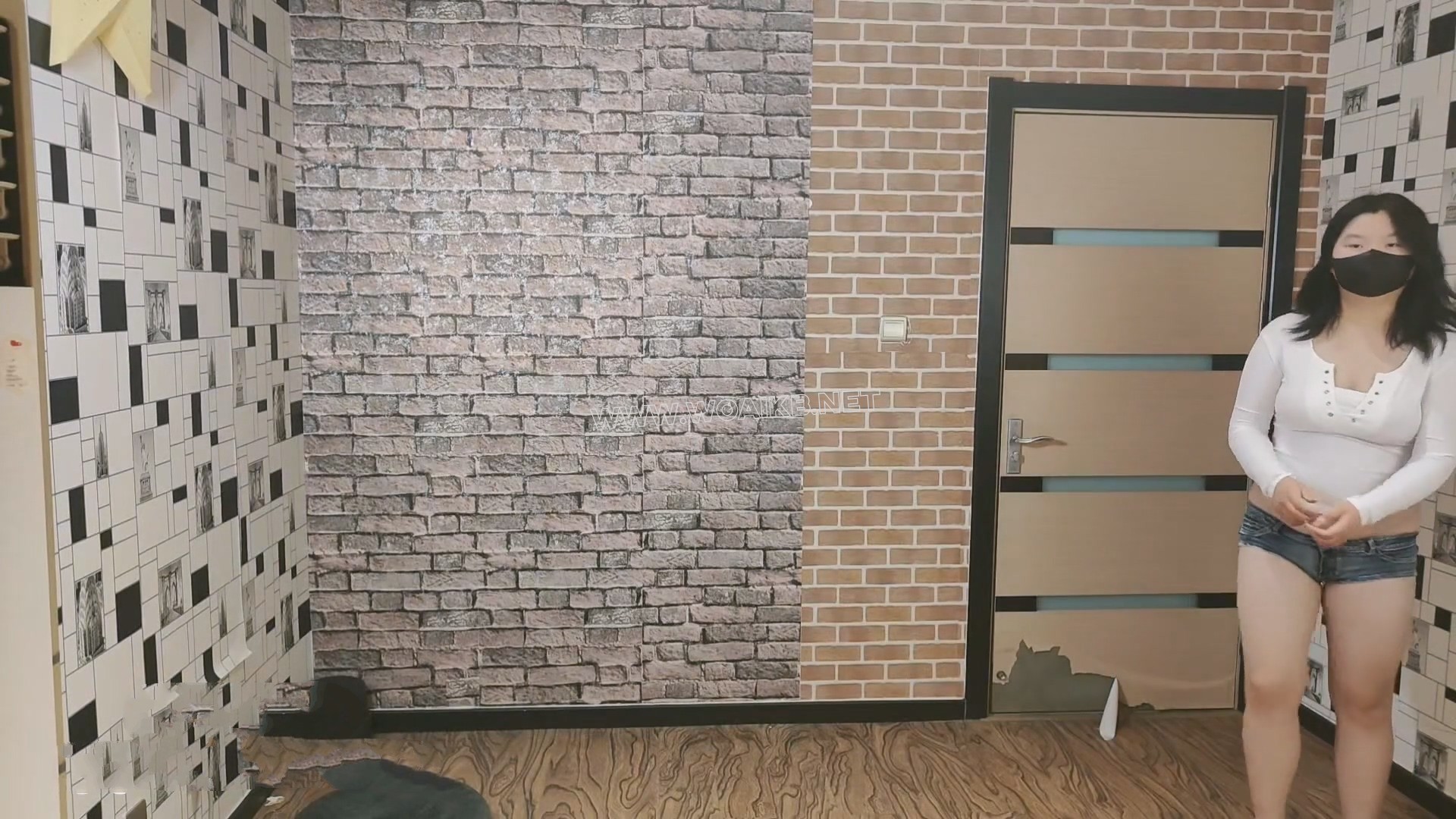 才上大一的学生不上学了 真空 超短裤 戴着TD来回走 跪趴 等等。。。