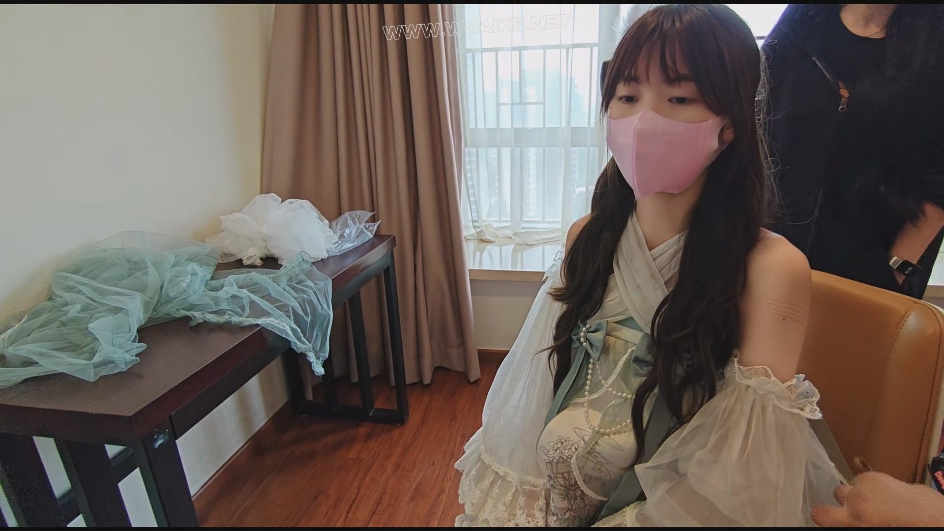 药师户外 模特芊橙，身材颜值都很棒，户外系列，在人特别多的购物广场，穿Lolita服…