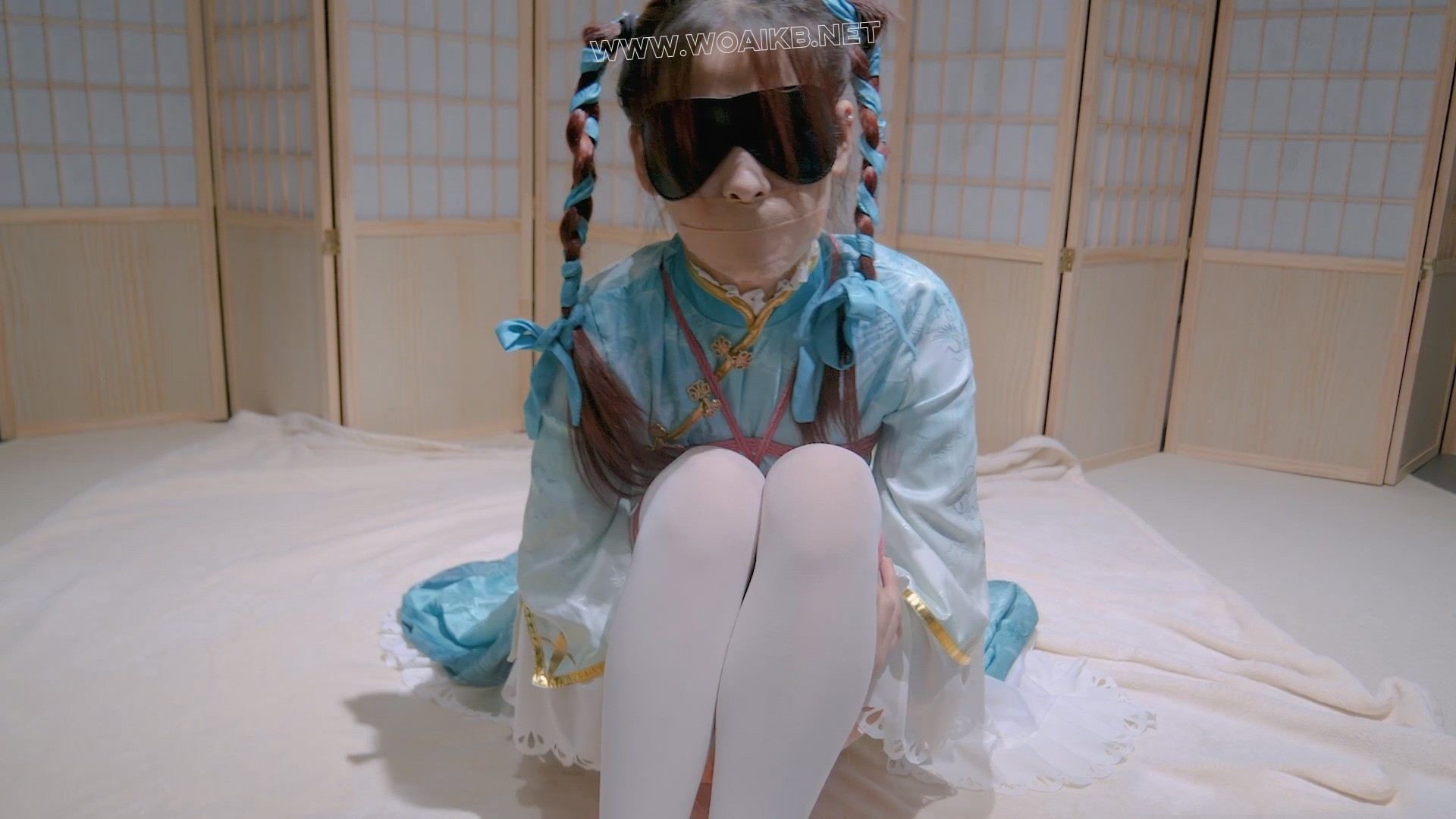 小琦cos西施 被我用奇怪的方式吊起来各种抚摸 貌似这姿势很适合做些奇怪事情了 下…