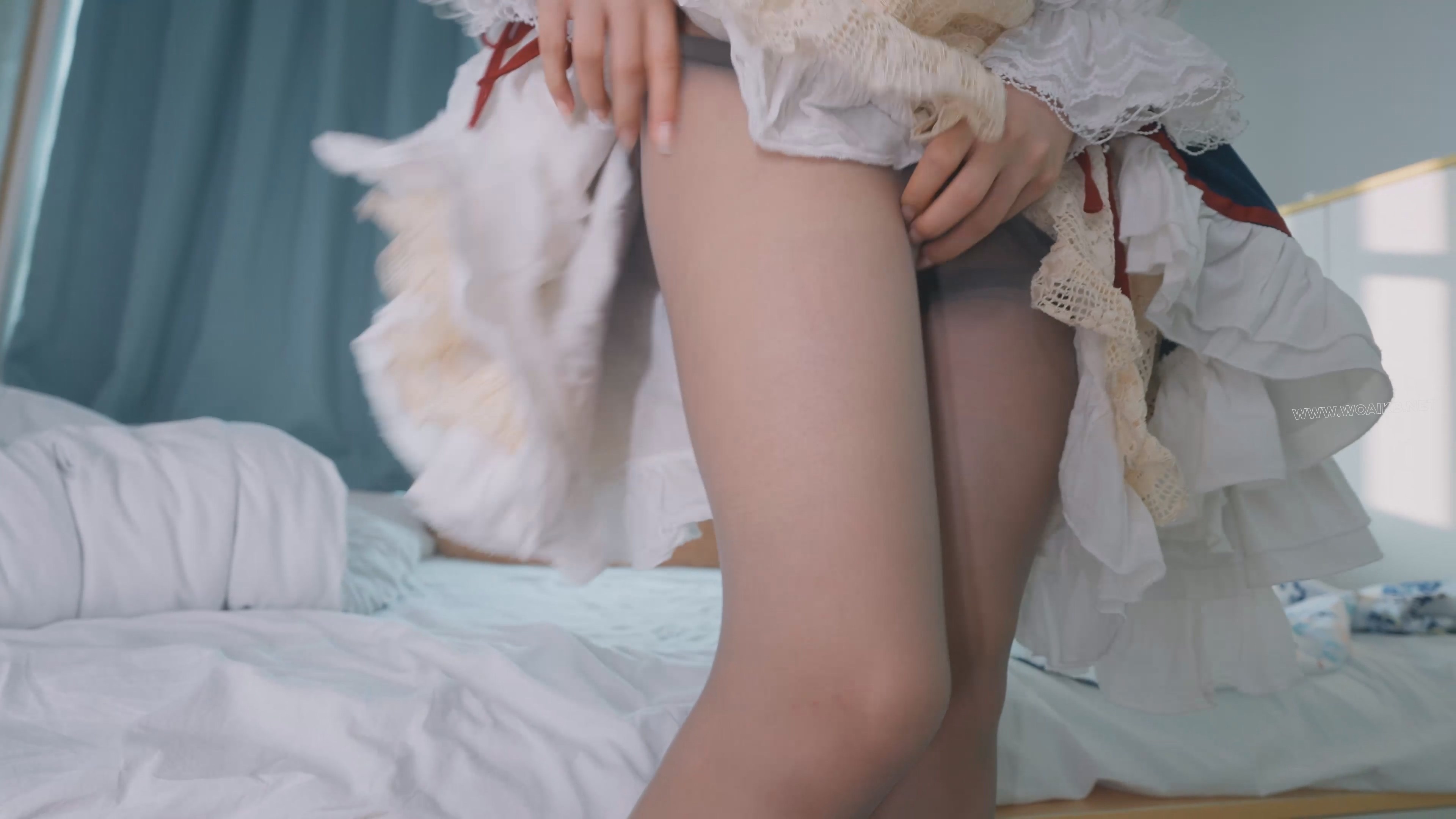 《被入室绑架折磨的空姐》性感空姐上班前，被歹徒在门口劫持，拉回家中，狠狠折磨！