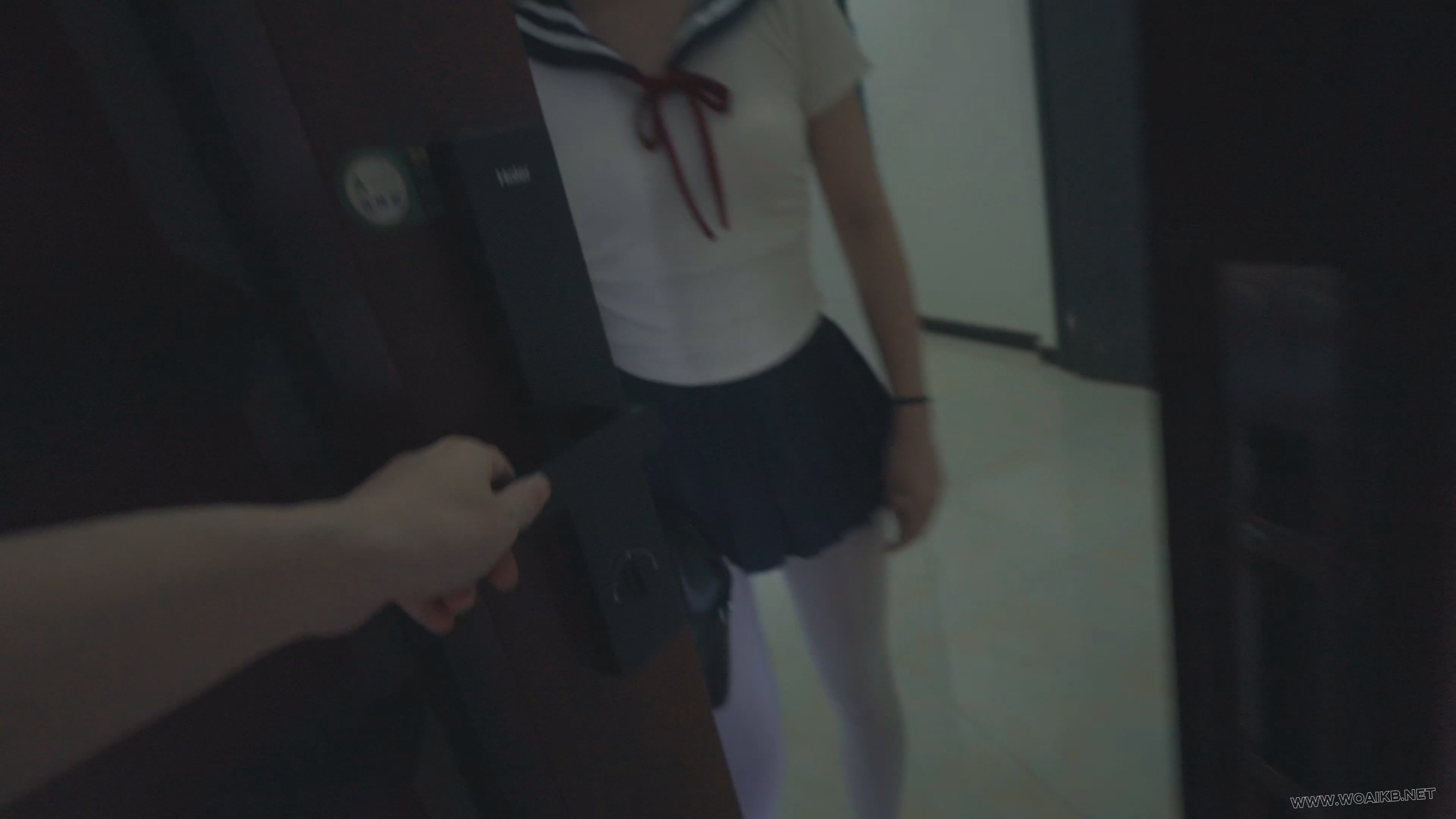 《差生的课后惩罚》课后补习的女同学敲响了老师家的门，没想到被老师在水杯里下了…