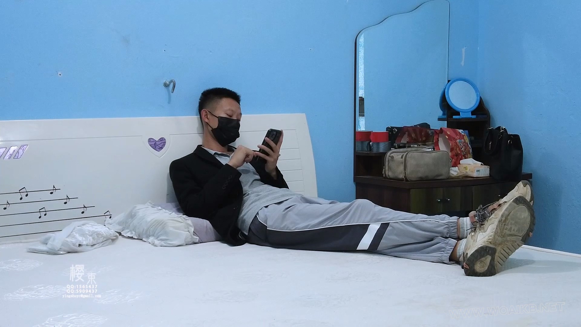 《继父的关爱》平常就爱时常偷窥继女换衣服的父亲今天刚好接到女儿舞蹈老师的告状…