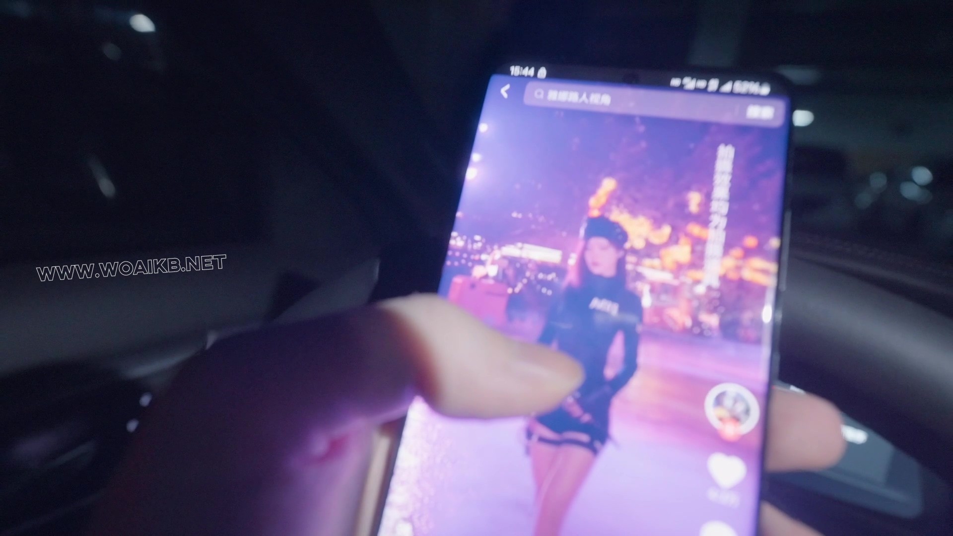 《女巡逻官》女巡逻官贴罚单被记恨强行绑架拖回家！！