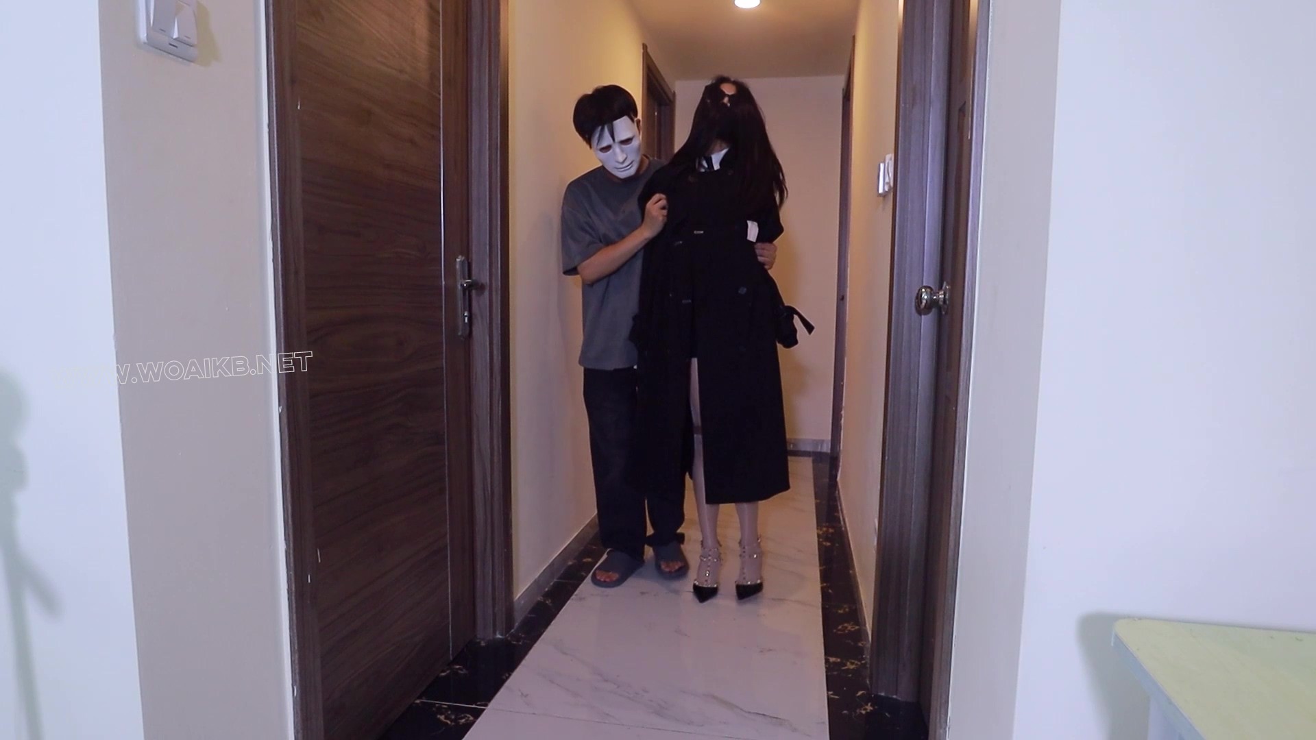 《被捕获的女职员》身体被缚不停反抗，被迫戴上项圈，眼看着恶人抚摸着自己娇弱的…