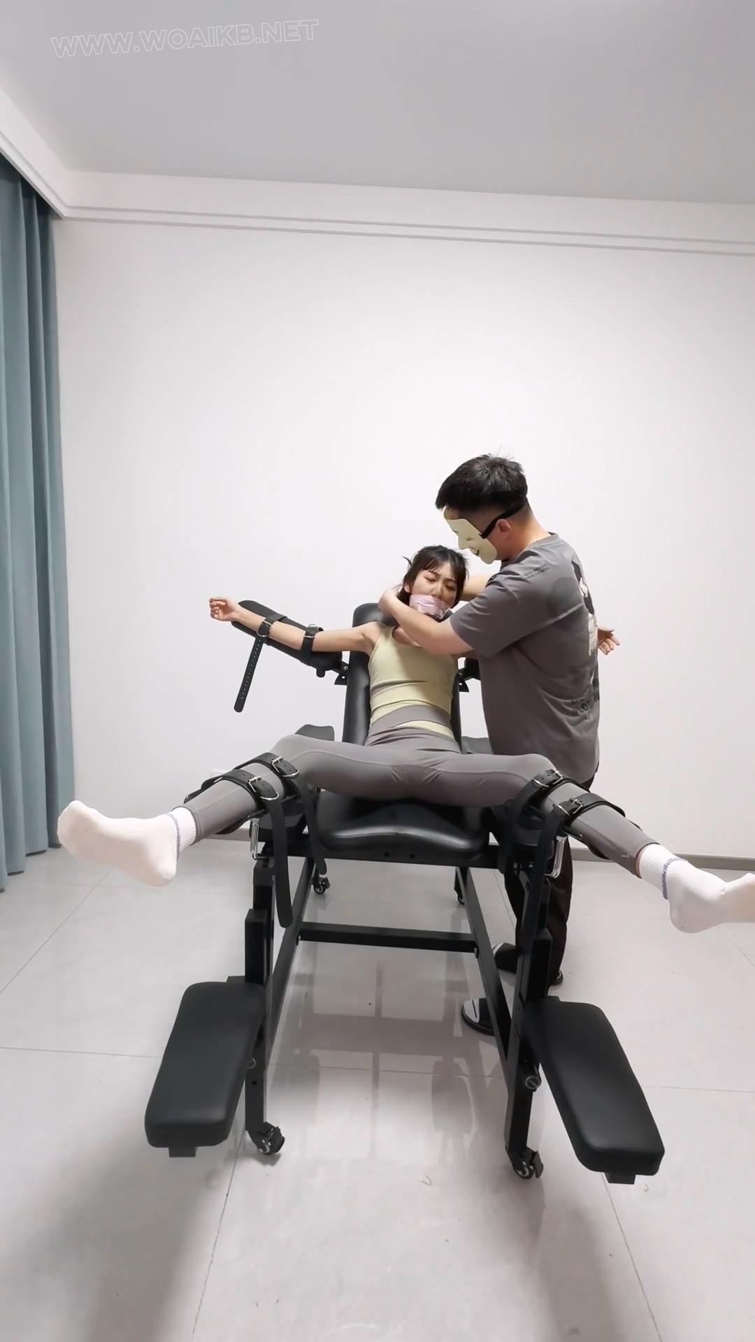 苗条瑜伽小萝莉 绑在妇产检查床上 被肆意抚摸 分开所有脚趾长时间挠脚心 鞭打掐大…