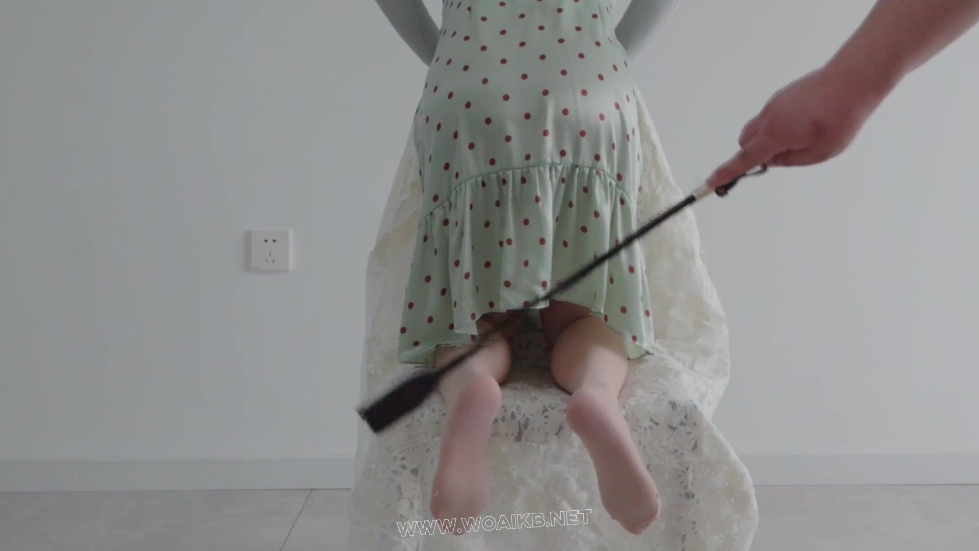 手足钢枷铐镣禁锢皮鞭抽打青裙肉丝银高跟+充气GS、震动BB、无线TD、电动PJ与跑步机 预览图 3