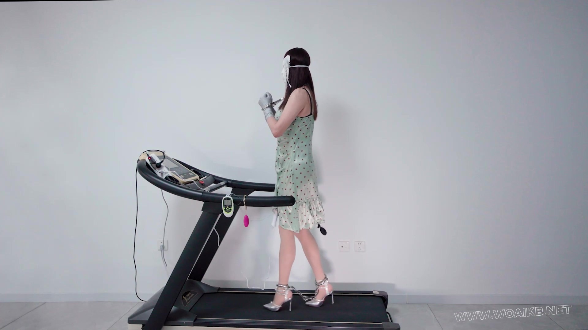 手足钢枷铐镣禁锢皮鞭抽打青裙肉丝银高跟+充气GS、震动BB、无线TD、电动PJ与跑步机 预览图 7