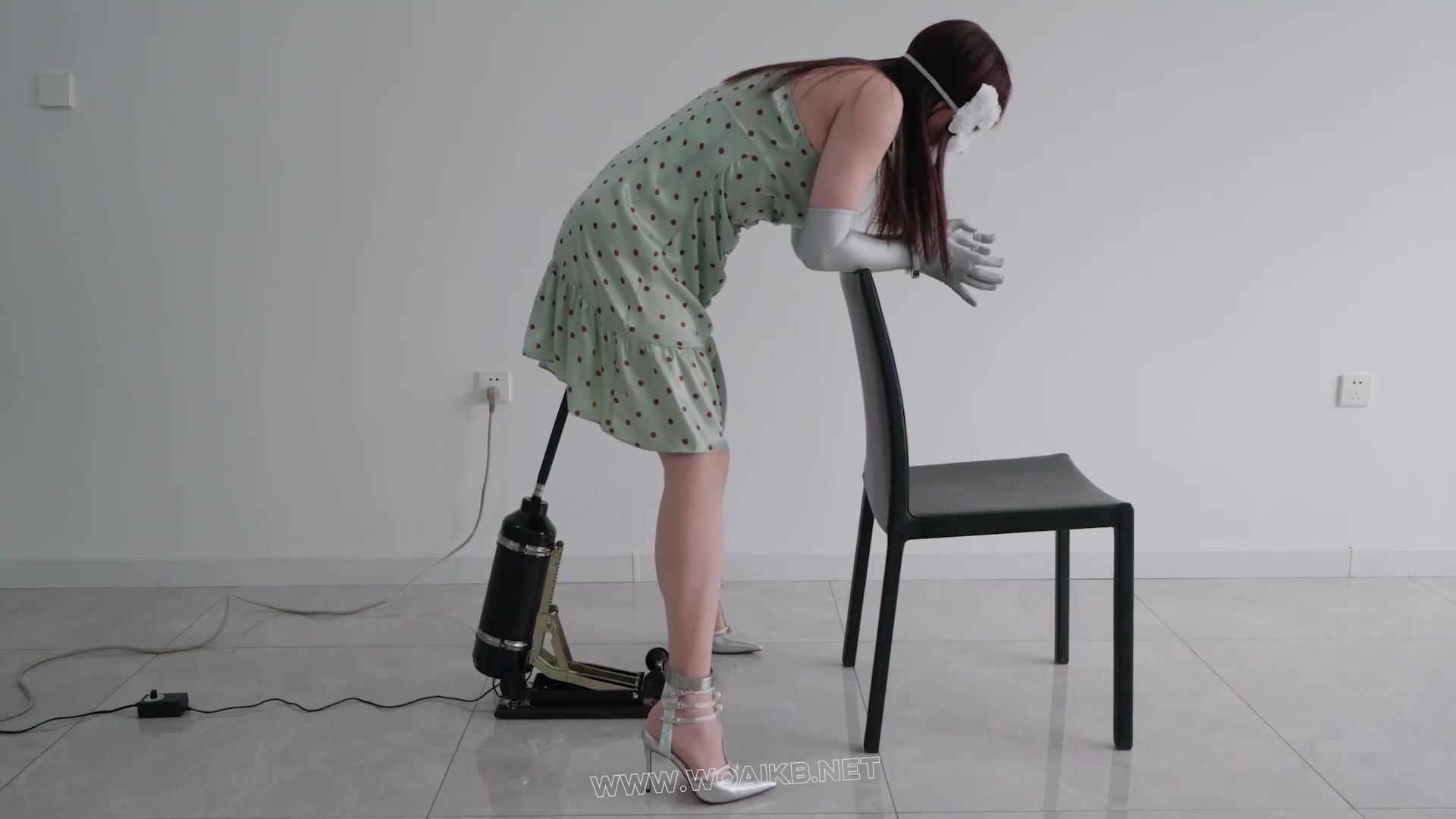 手足钢枷铐镣禁锢皮鞭抽打青裙肉丝银高跟+充气GS、震动BB、无线TD、电动PJ与跑步机 预览图 18