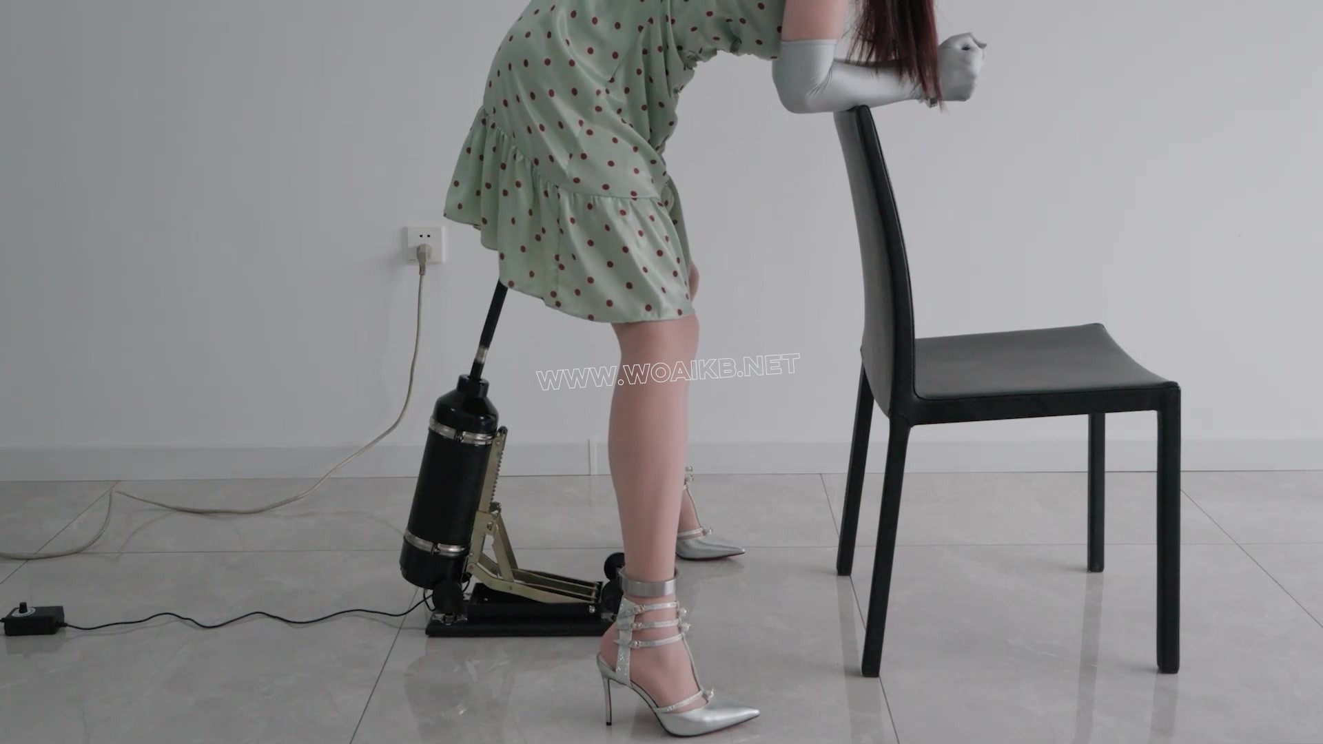 手足钢枷铐镣禁锢皮鞭抽打青裙肉丝银高跟+充气GS、震动BB、无线TD、电动PJ与跑步机 预览图 16