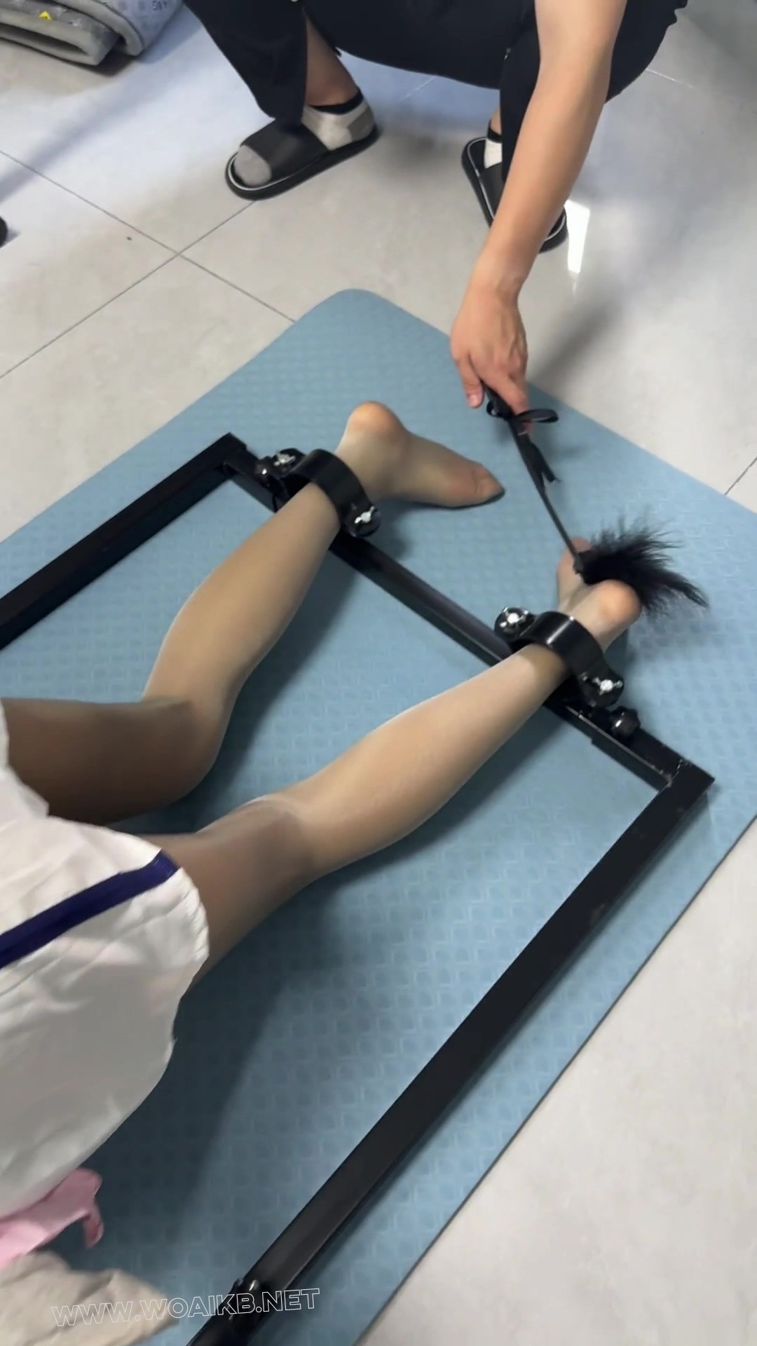 萝莉美少女 禁锢在训狗架上 鞭打屁股 玩脚 挠脚心 预览图 9