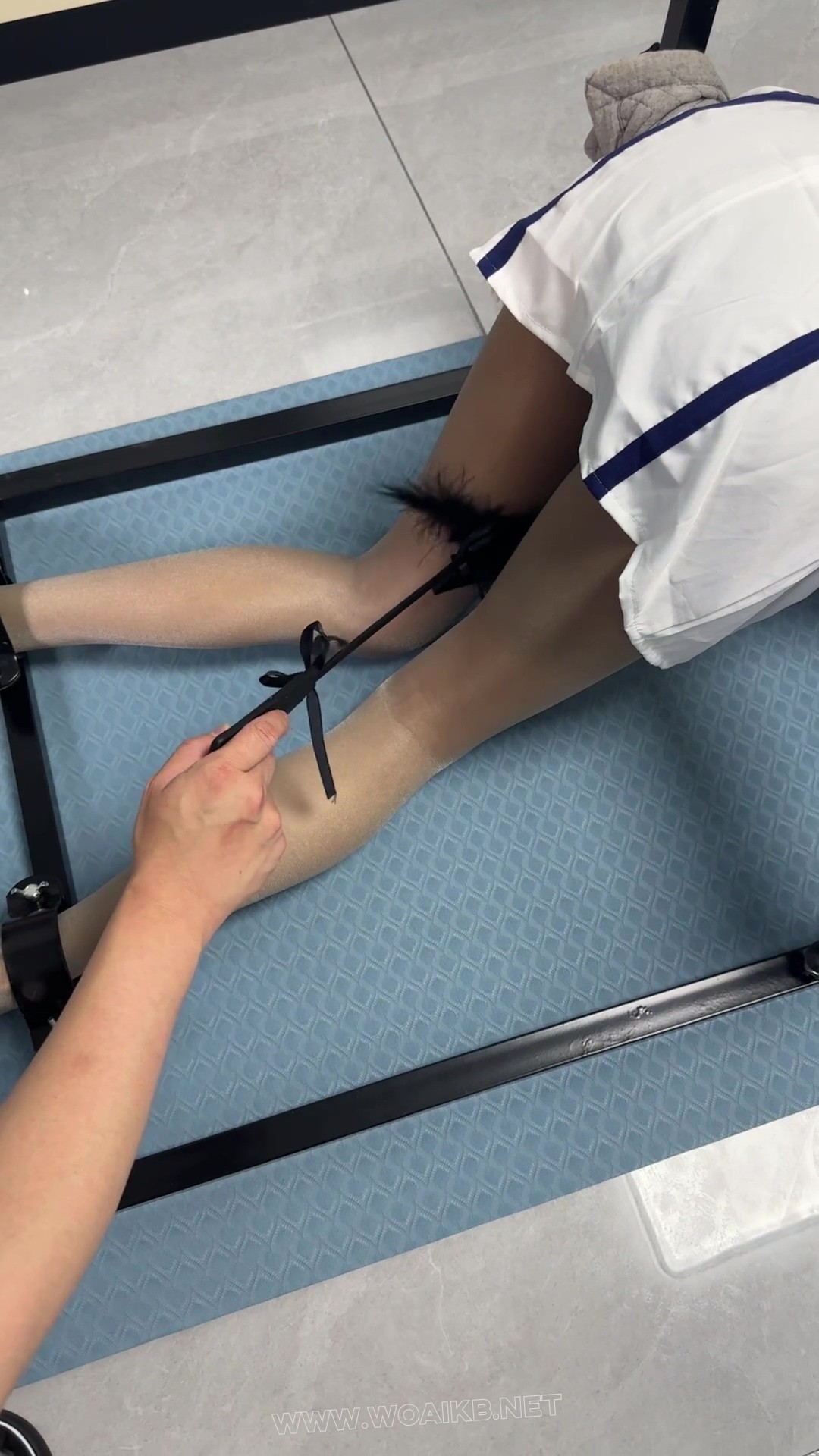 萝莉美少女 禁锢在训狗架上 鞭打屁股 玩脚 挠脚心 预览图 8