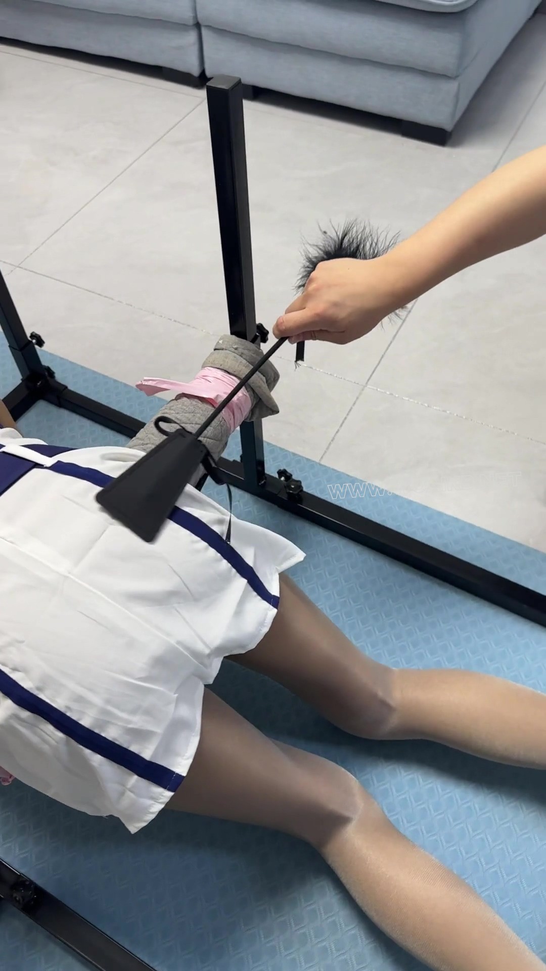 萝莉美少女 禁锢在训狗架上 鞭打屁股 玩脚 挠脚心 预览图 12