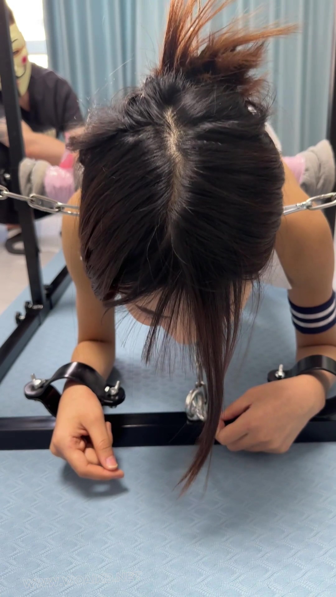 萝莉美少女 禁锢在训狗架上 鞭打屁股 玩脚 挠脚心 预览图 10