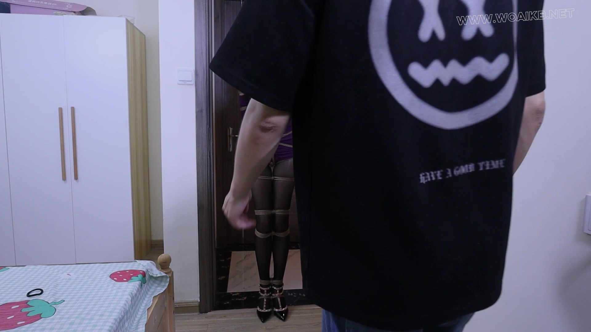 《招聘陷阱》女孩应聘惨遭黑手被调教！无内黑丝，新玩具入体+电击棒棒，股绳紧嘞，... 预览图 10