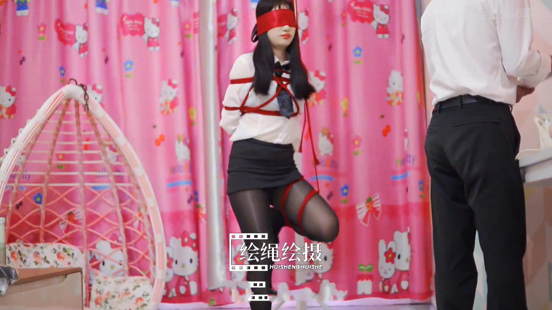 某知名大学的学生体验绳缚调教