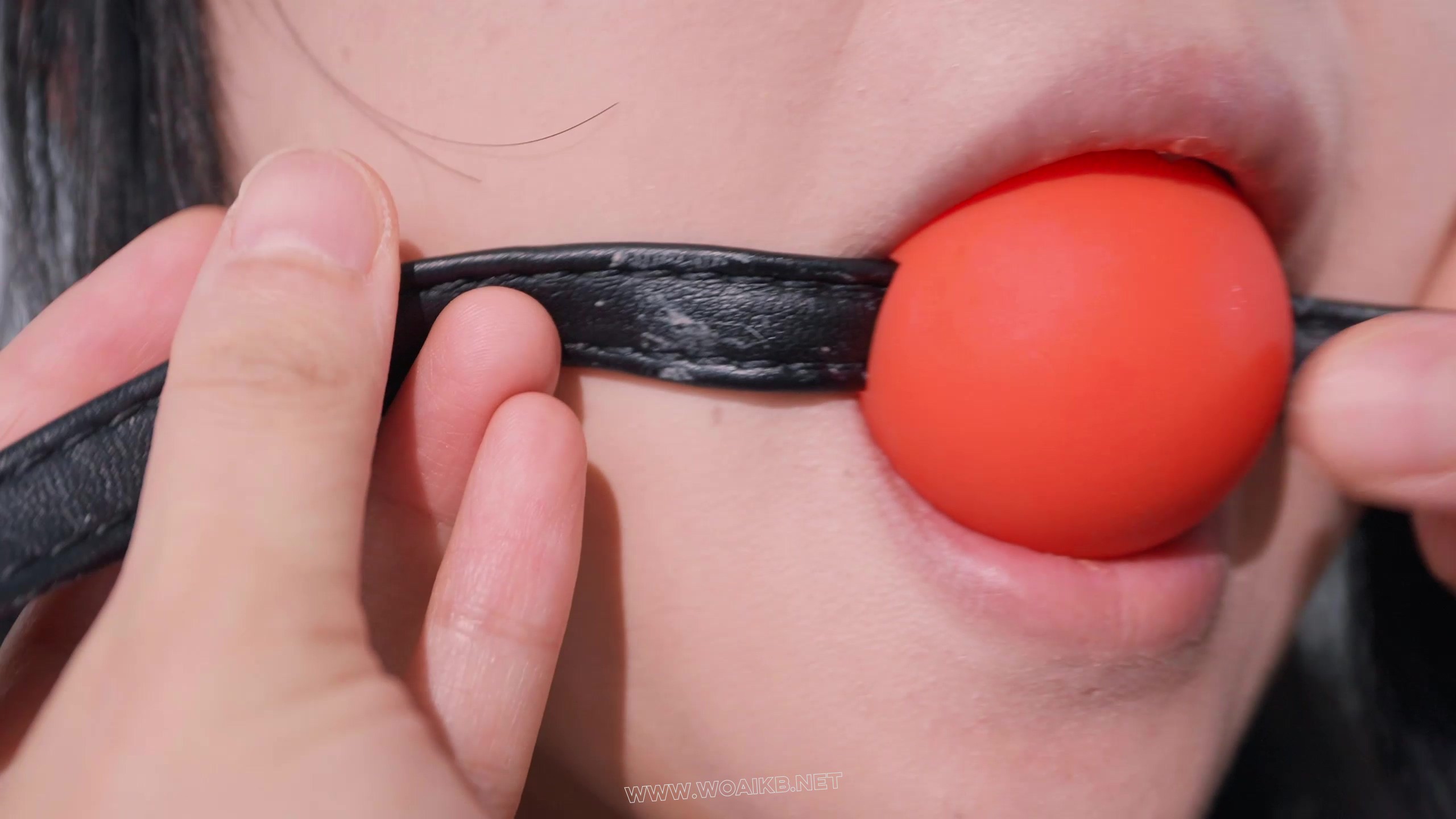 《女老师的秘密》去女老师家补课，竟然发现她在偷看绳片！趁机威胁老师，好好“教…