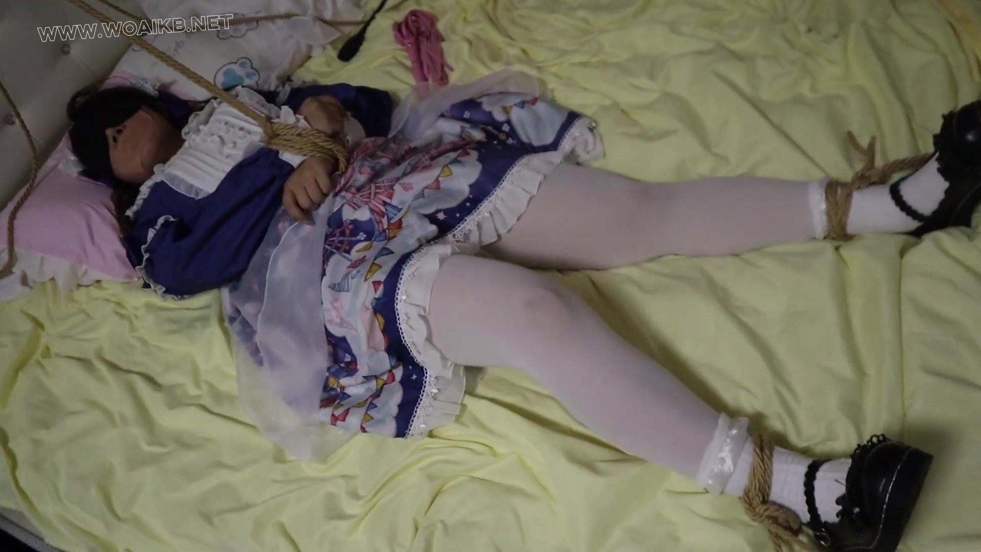 洛丽塔让璐堇吮吸过手指之后，脚就让其他女孩子享受吧，这个任务洛丽塔vivi抢着报…