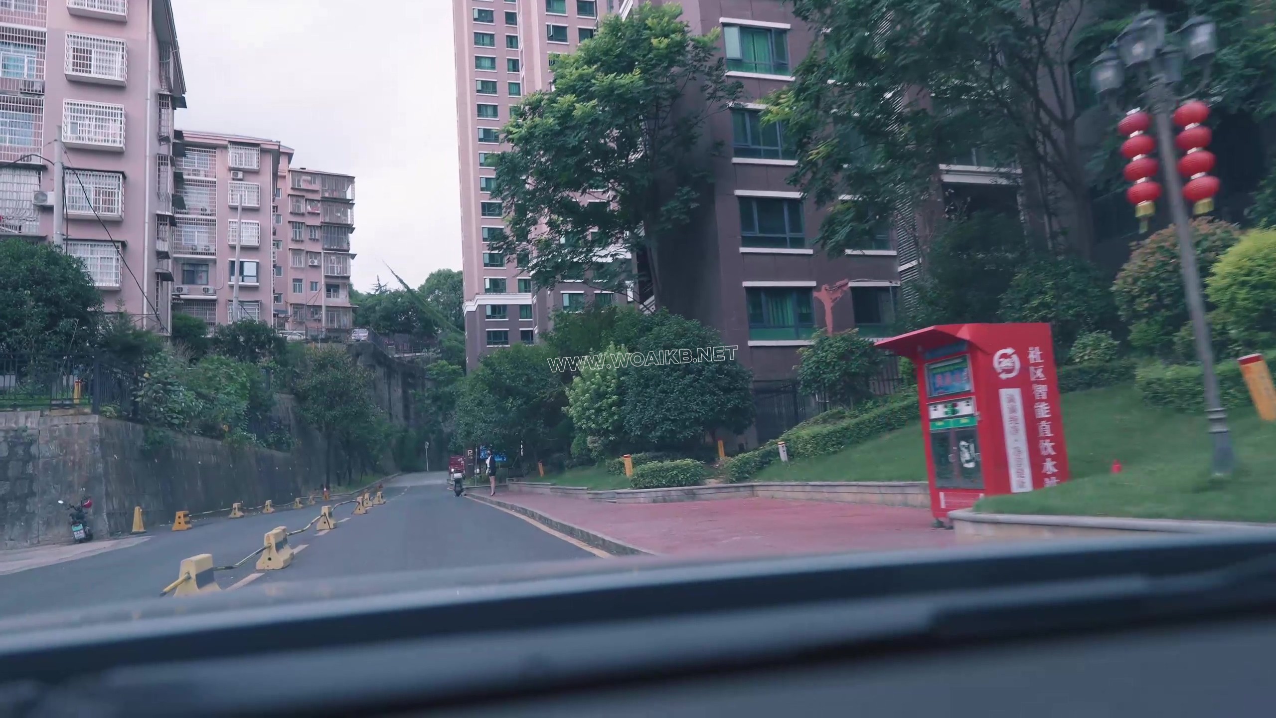 《OL性感女白领下班被司机尾随入室强制绑架》下班随意拦的一辆车，竟成了女白领的…