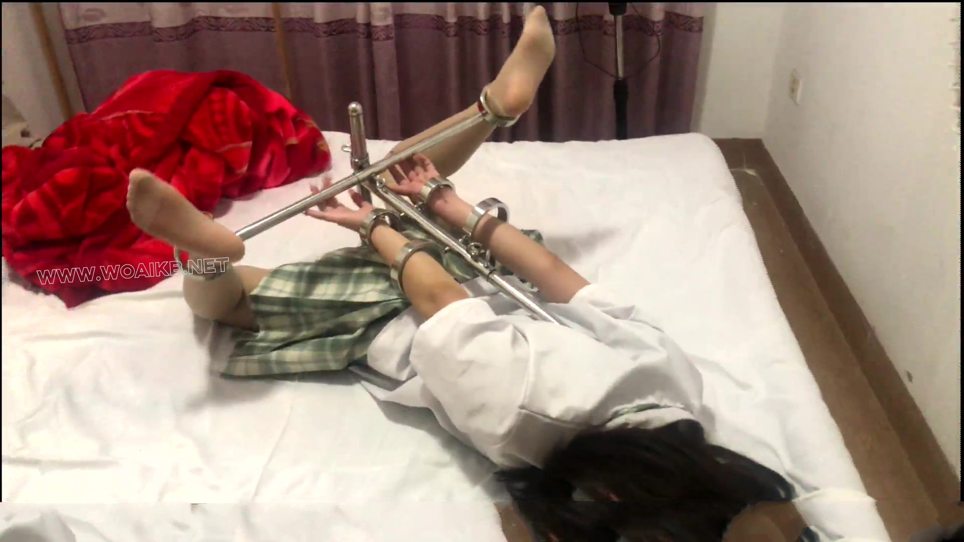 【荷露】JK学生妹 驷马铐起来TK挠痒痒玩丝袜JIO 老色P还想摸胸 急得妹妹不停挣扎 预览图 10
